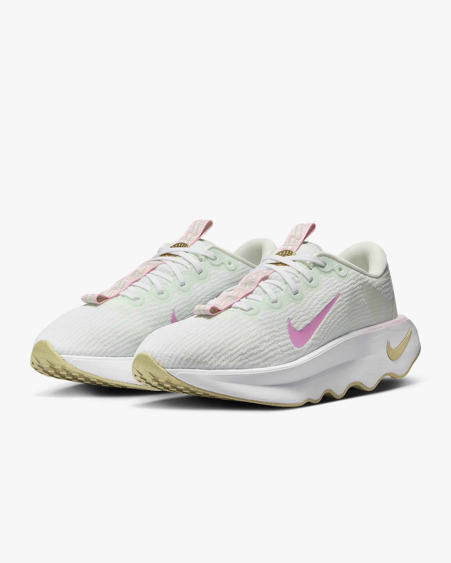 Tenis de caminata para mujer Nike Motiva - Blanco/Blanco/Oro team/Escarcha verde