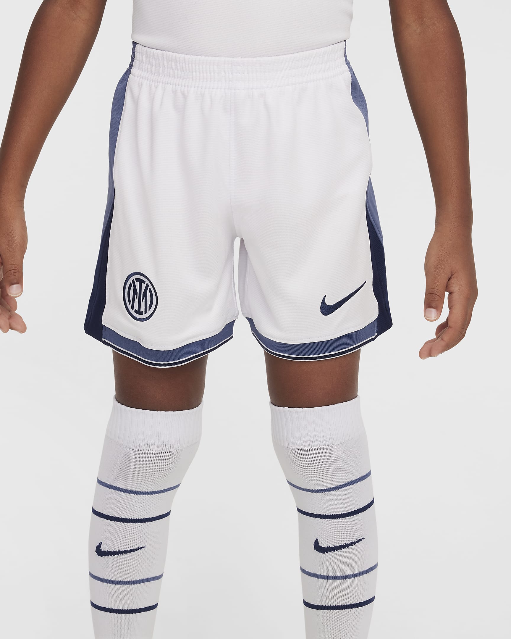 Inter Mailand 2024/25 Stadium Away dreiteiliges Nike Replika-Fußballtrikot-Set (jüngere Kinder) - Summit White/Iris Whisper/Summit White/Midnight Navy