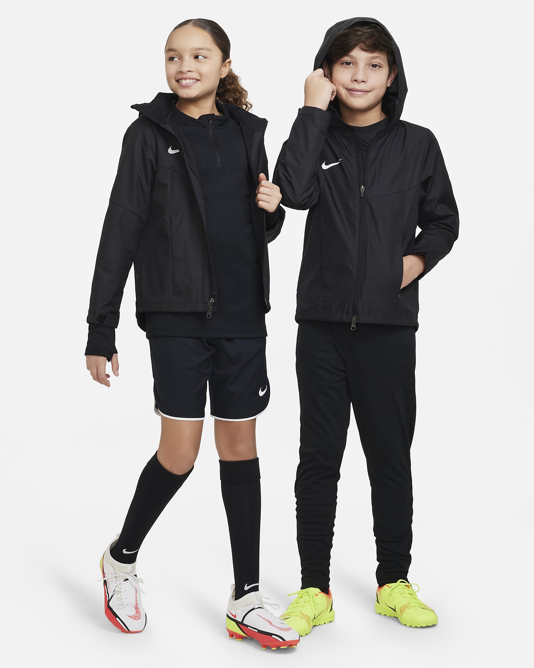Nike Storm-FIT Academy23 futball-esőkabát nagyobb gyerekeknek - Fekete/Fehér