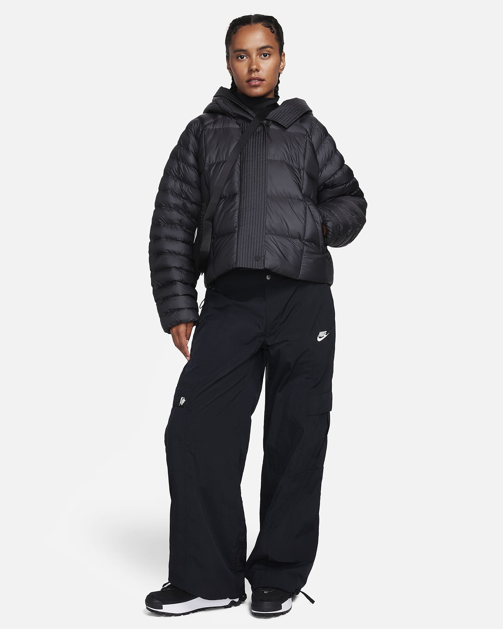 Chamarra con gorro Therma-FIT oversized para mujer Nike Sportswear Swoosh Puffer PrimaLoft® - Negro/Blanco