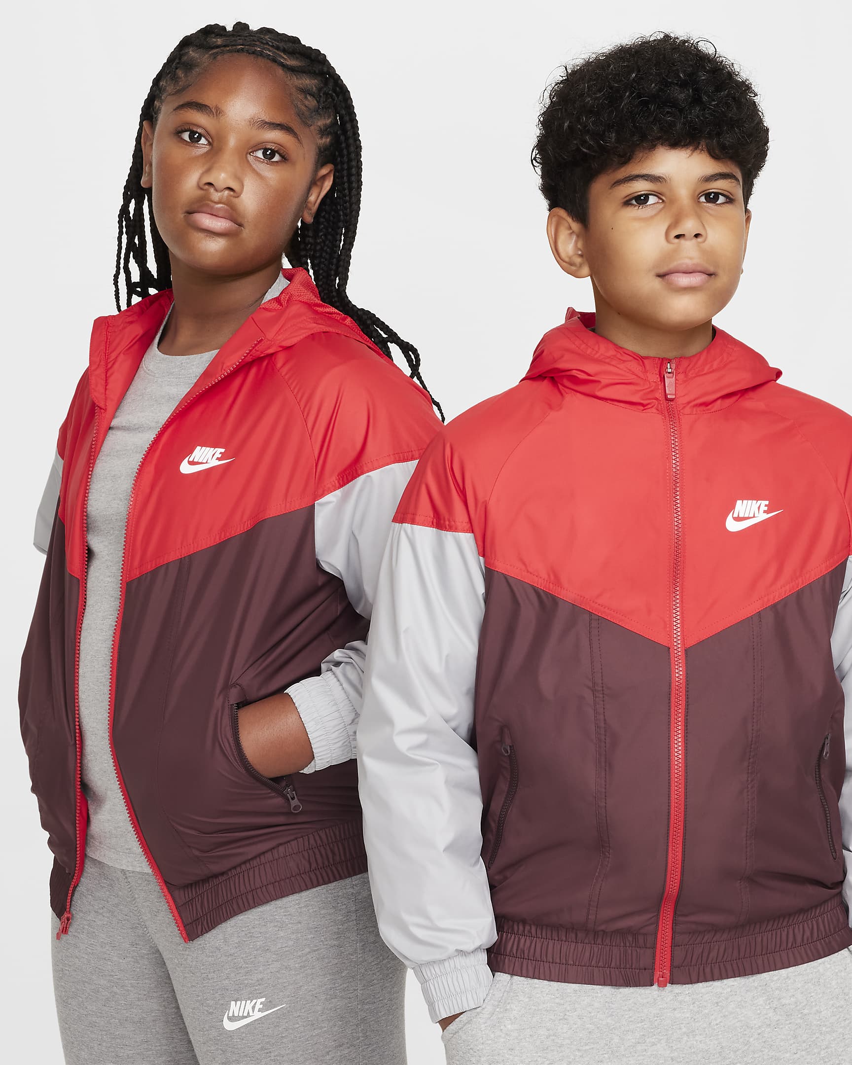 Chamarra Repel con gorro para niños talla grande (talla amplia) Nike Sportswear Windrunner - Rojo universitario/Burdeos enérgico/Gris humo claro/Blanco