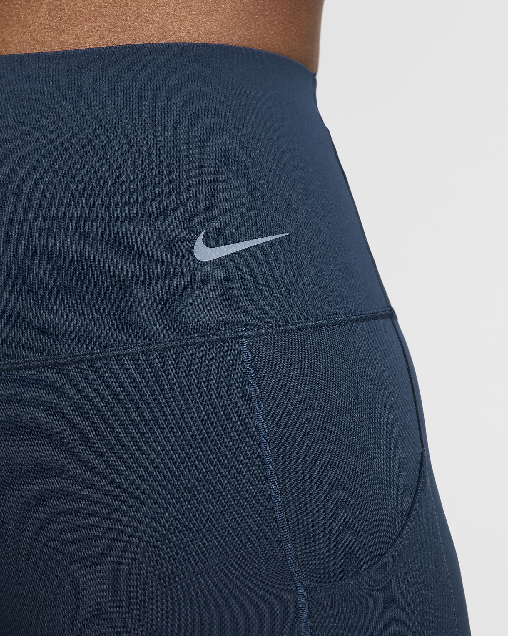 Shorts de ciclismo con bolsillos de 20 cm de tiro alto y media sujeción para mujer Nike Universa - Azul marino militar/Negro