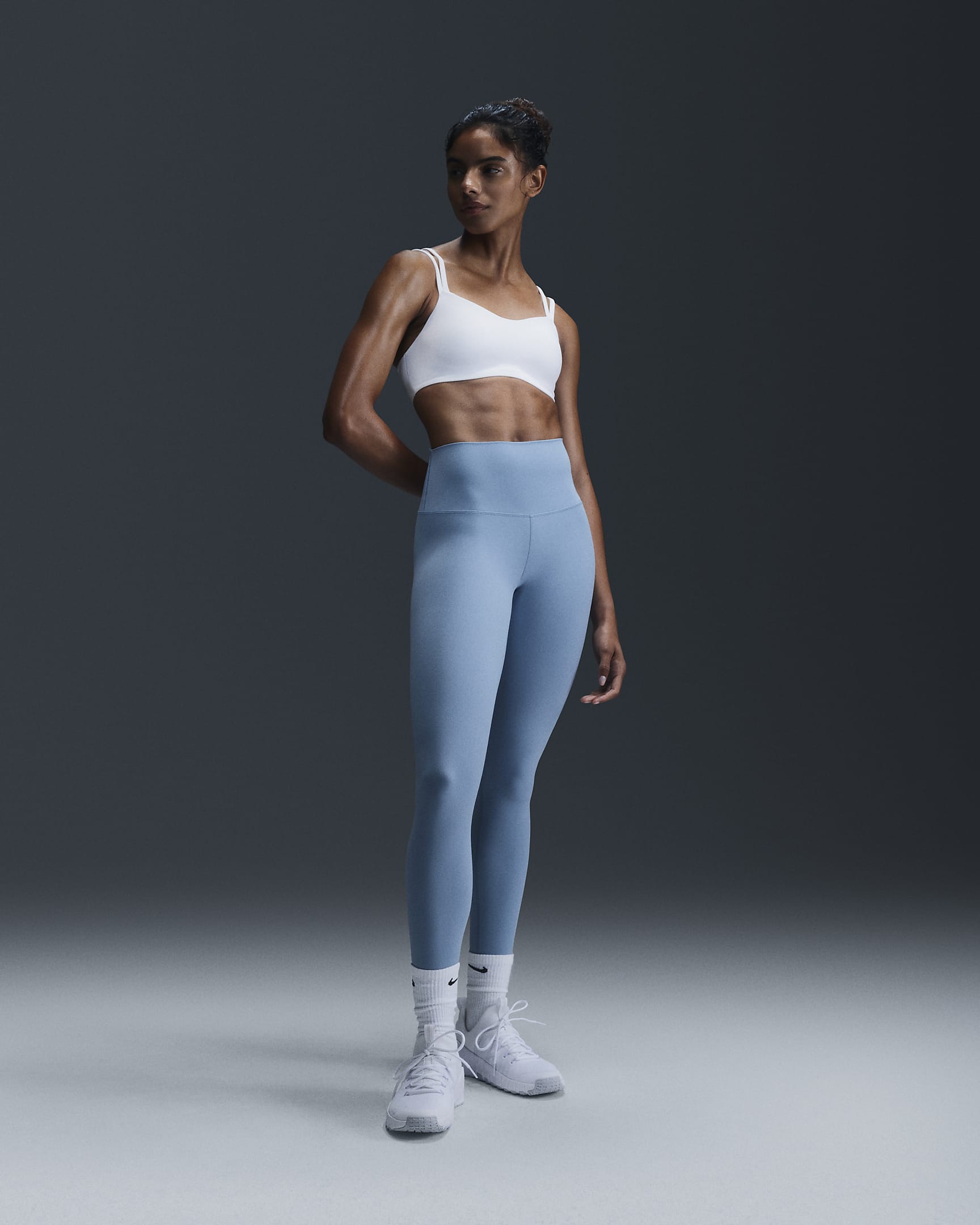 Nike Zenvy Strappy sports-BH med polstring og lett støtte til dame - Hvit