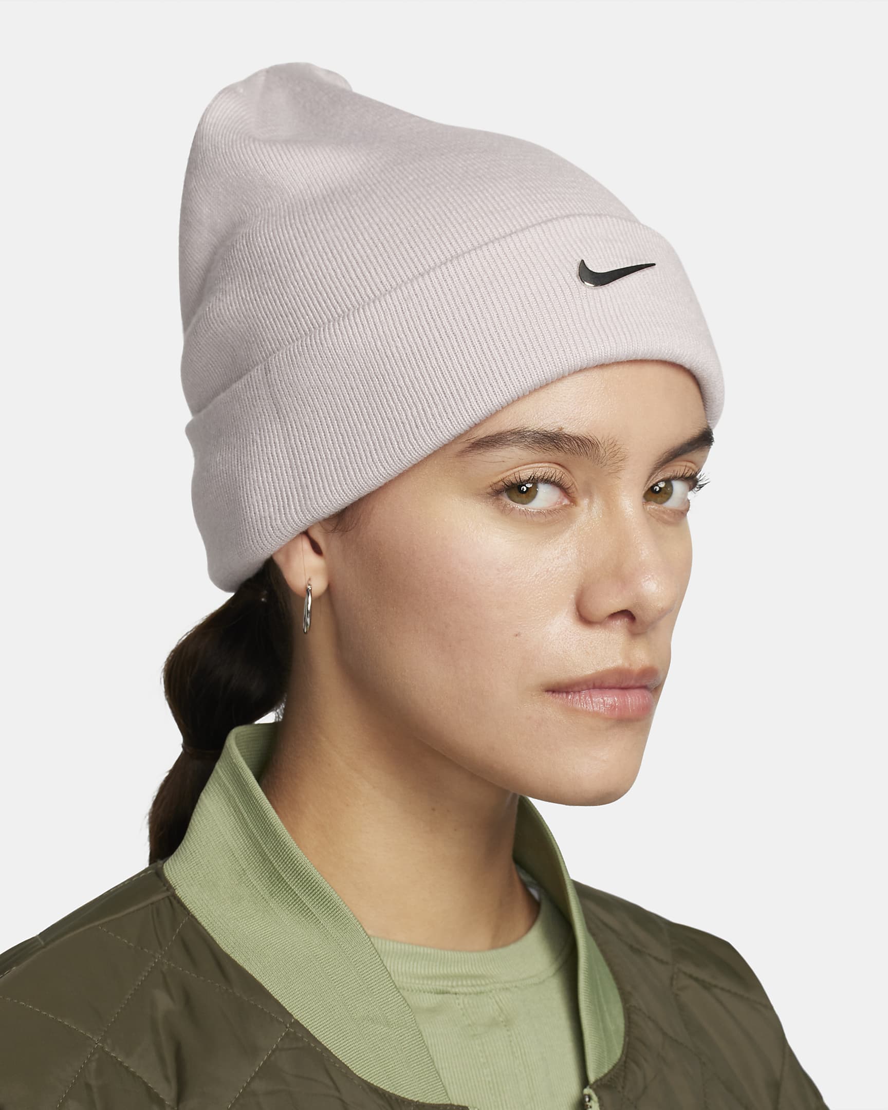 Nike Peak Gorro con logotipo Swoosh metalizado y doblez estándar - Platinum Violet/Plata metalizado