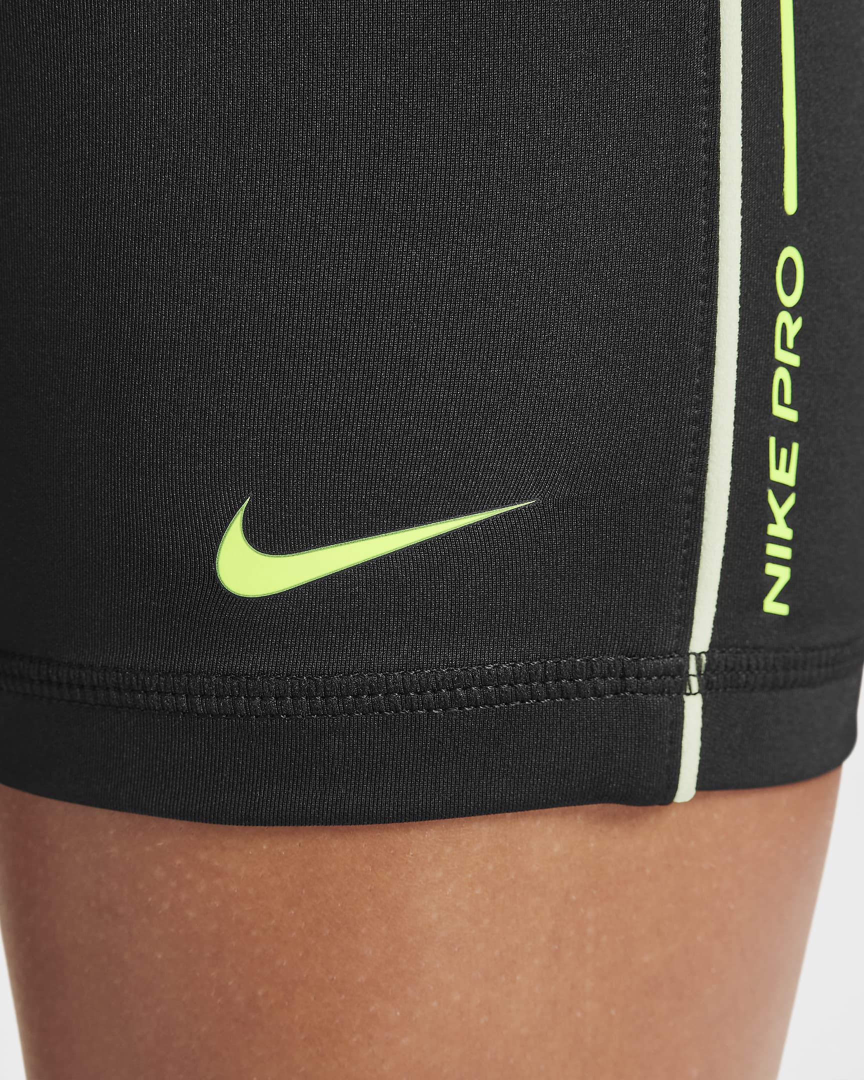 Short Dri-FIT Nike Pro 8 cm pour fille - Noir/Volt/Volt