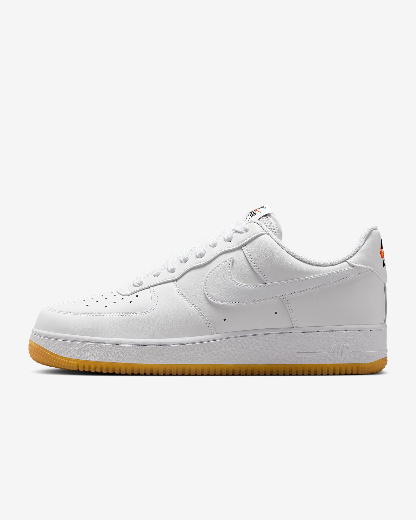 Sko Nike Air Force 1 ’07 LV8 för män - Vit/Gum Yellow/Safety Orange/Vit