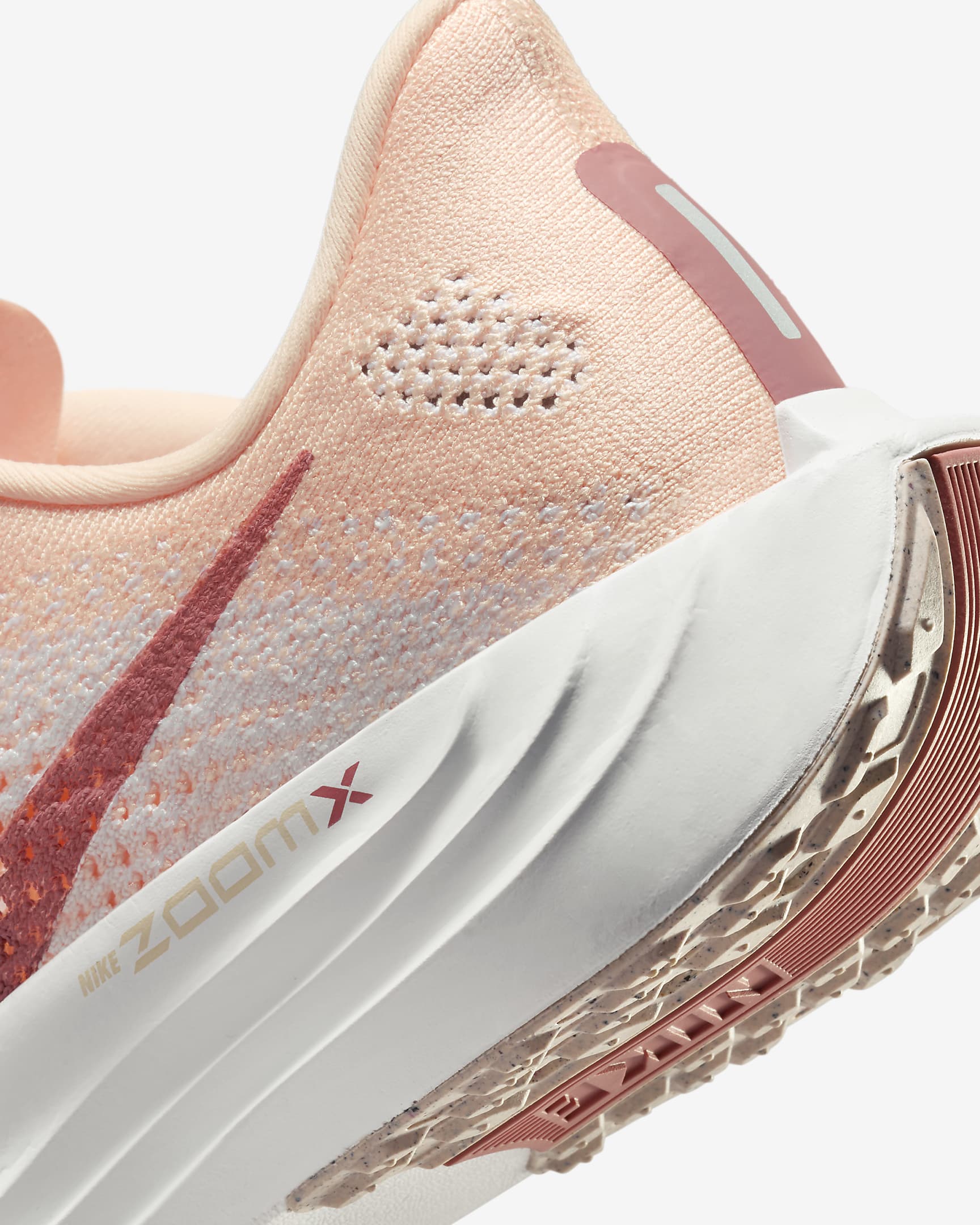 Chaussure de running sur route Nike Pegasus Plus pour femme - Crimson Tint/Pure Platinum/Red Stardust/Blanc