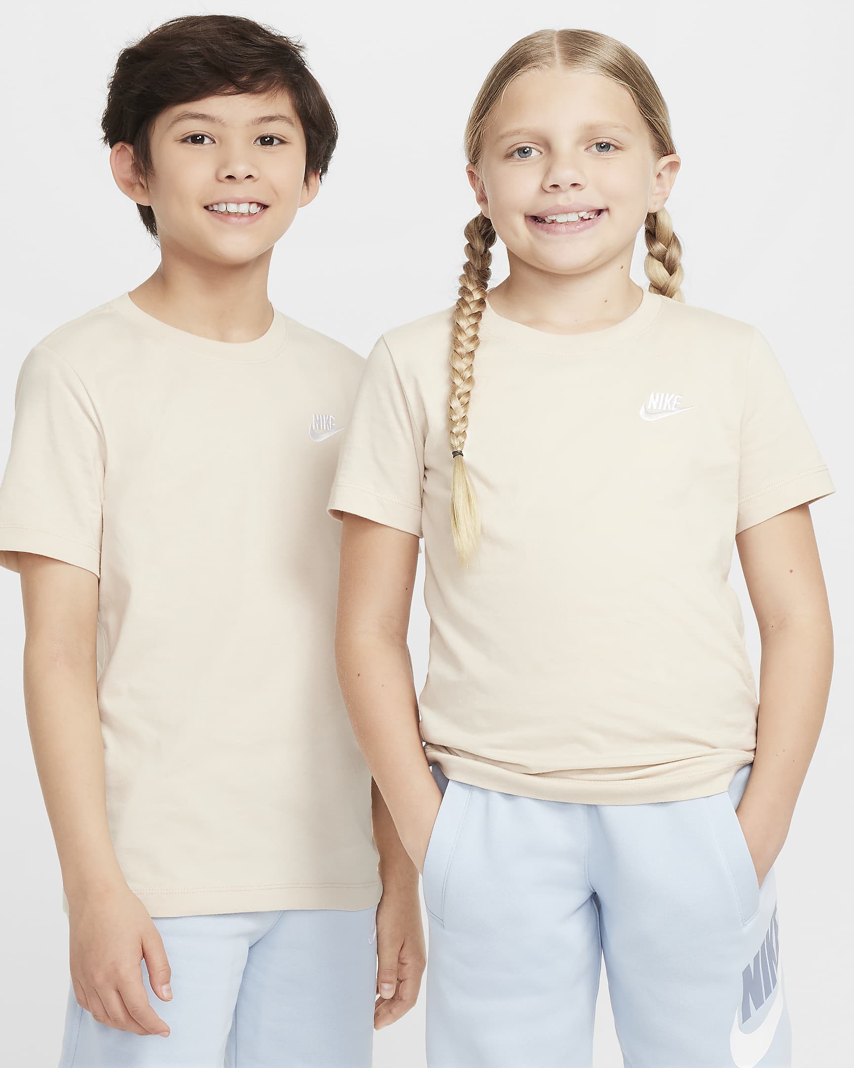 Playera para niños talla grande Nike Sportswear - Duna