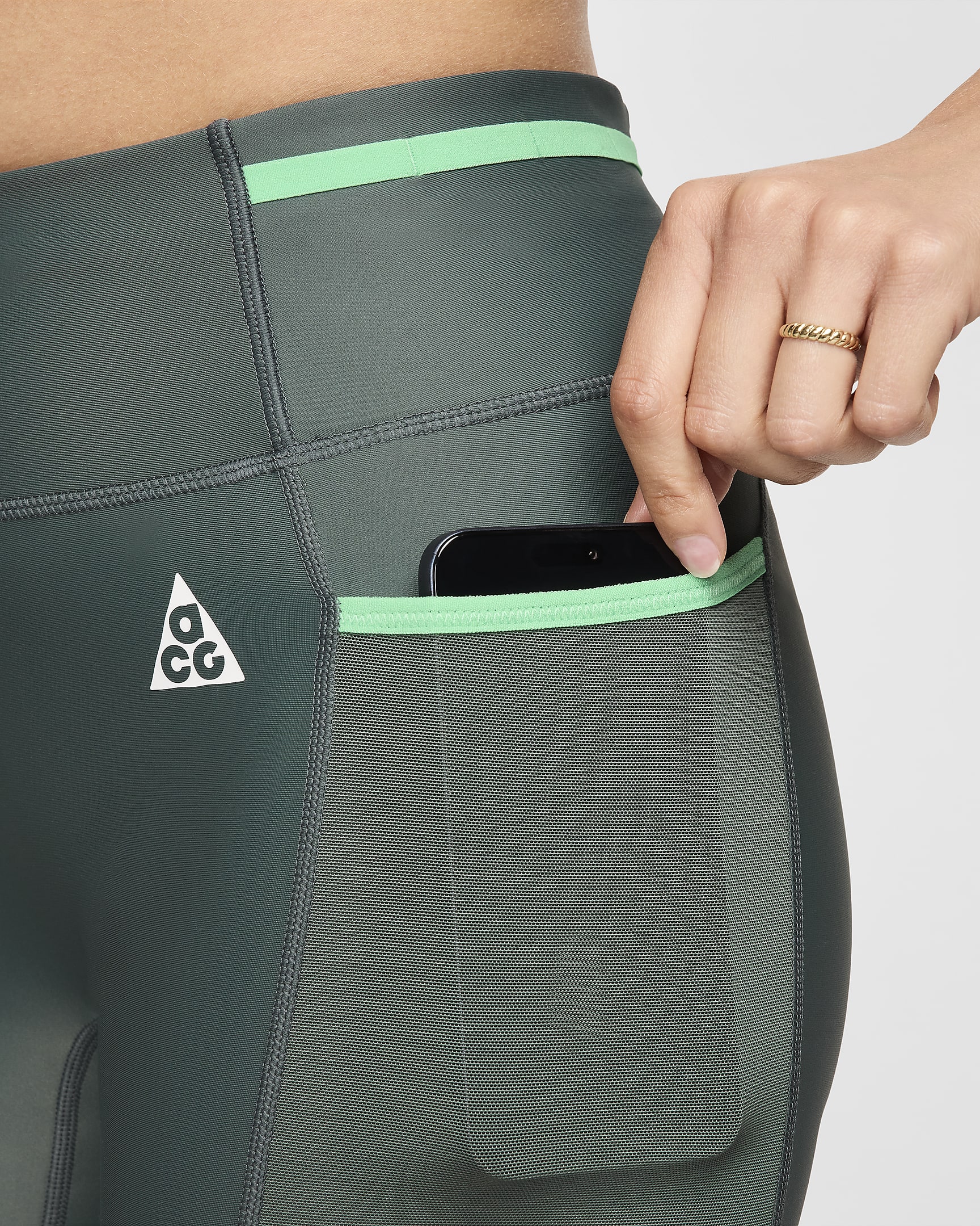 Shorts de ciclismo Dri-FIT ADV de tiro medio de 18 cm con bolsillos para mujer Nike ACG "White Rapids" - Verde vintage/Verde primavera/Blanco cumbre