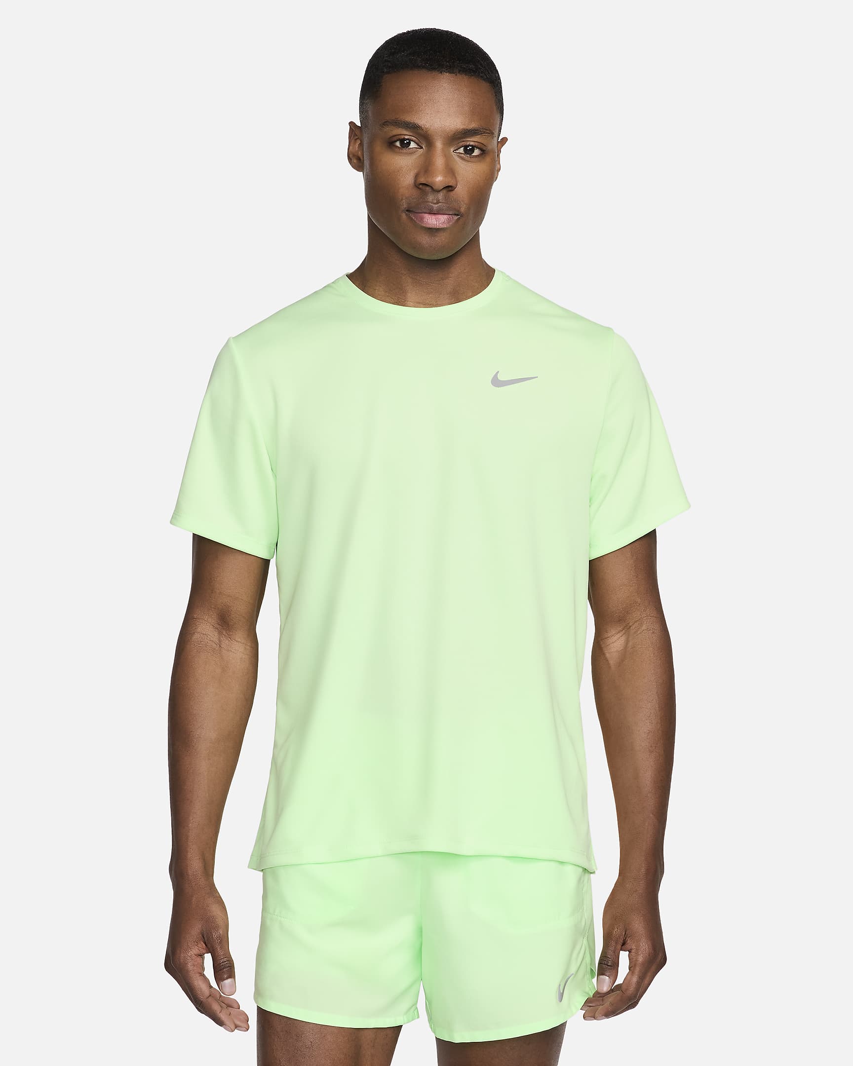 Nike Miler UV hardlooptop met korte mouwen en Dri-FIT voor heren - Vapor Green