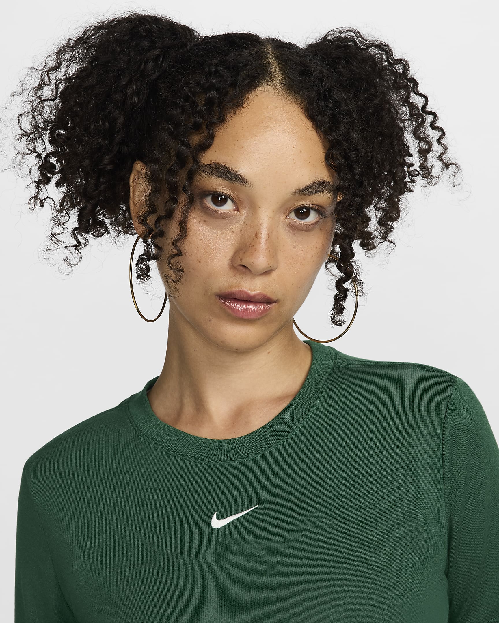 Playera slim cropped para mujer Nike Sportswear Essential - Verde desfiladero/Vela