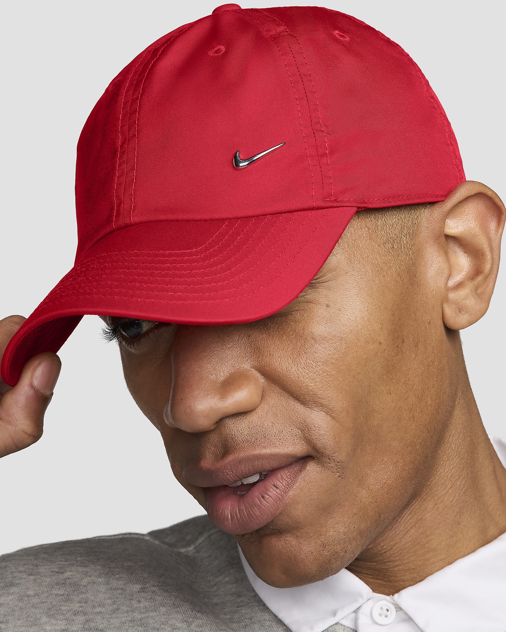 Nike Dri-FIT Club ustrukturert caps med Swoosh-logo i metall - University Red/Metallic Silver