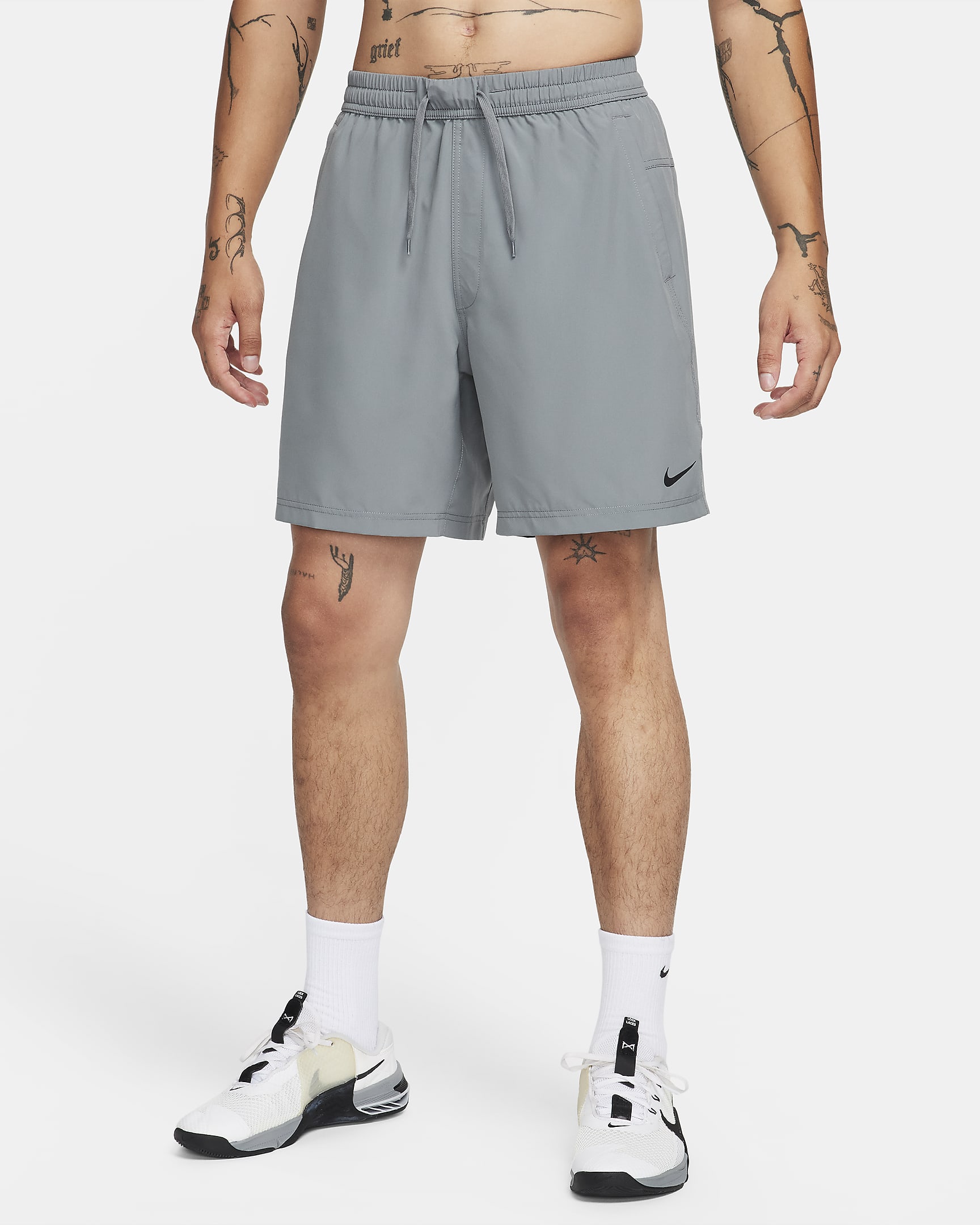 Shorts Dri-FIT de 18 cm versátiles sin forro para hombre Nike Form - Gris humo/Negro