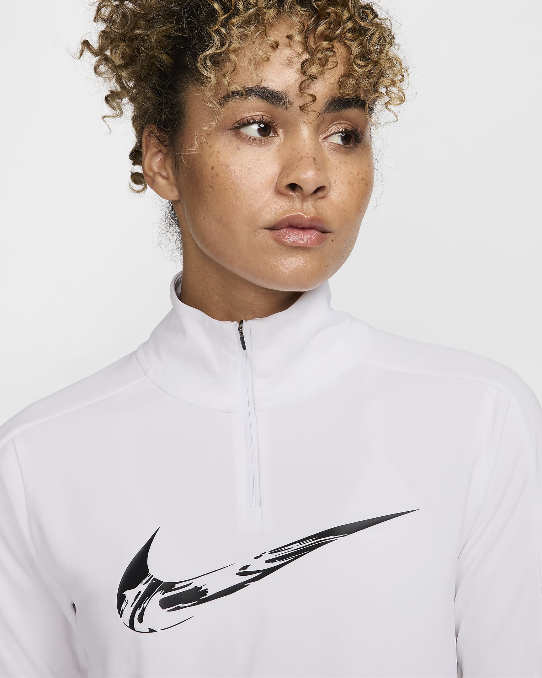 Vêtement deuxième couche de running Dri-FIT à 1/4 de zip Nike Swoosh pour femme - Blanc/Noir