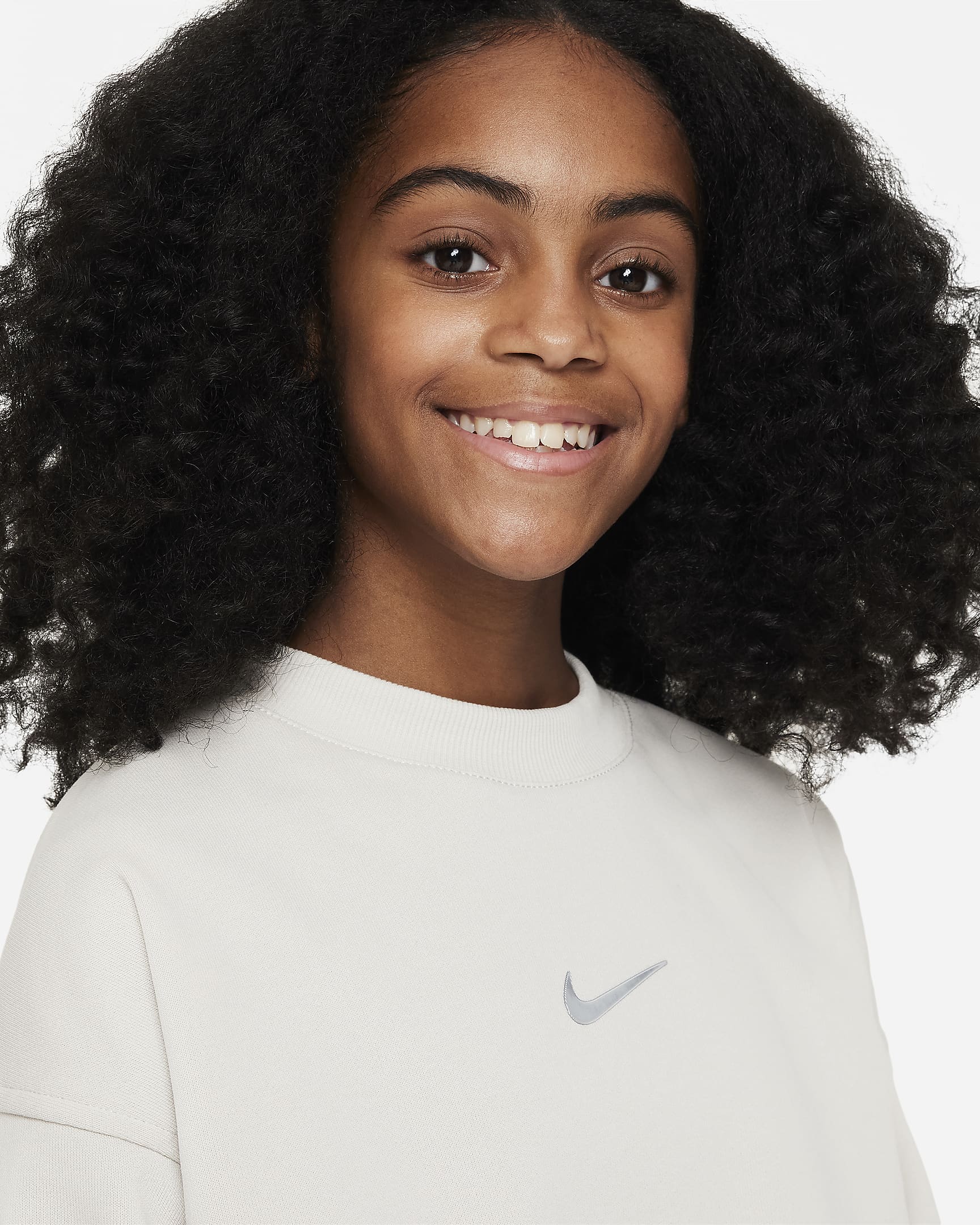 Nike Sportswear Dri-FIT-Sweatshirt mit Rundhalsausschnitt für ältere Kinder (Mädchen) - Light Bone
