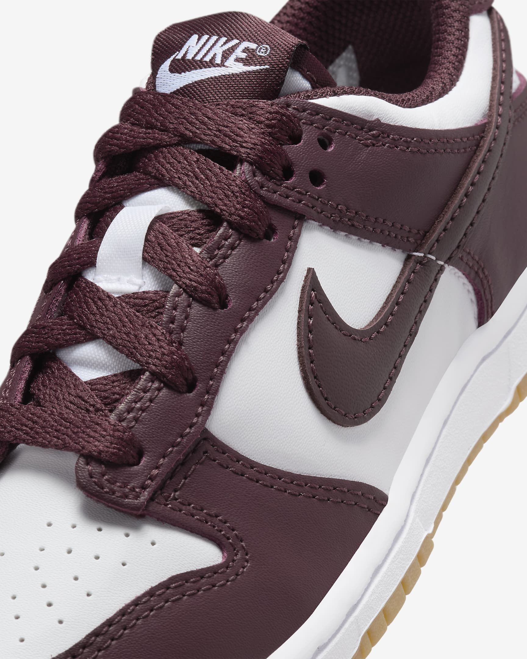 Nike Dunk Low-sko til mindre børn - hvid/Gum Light Brown/Burgundy Crush