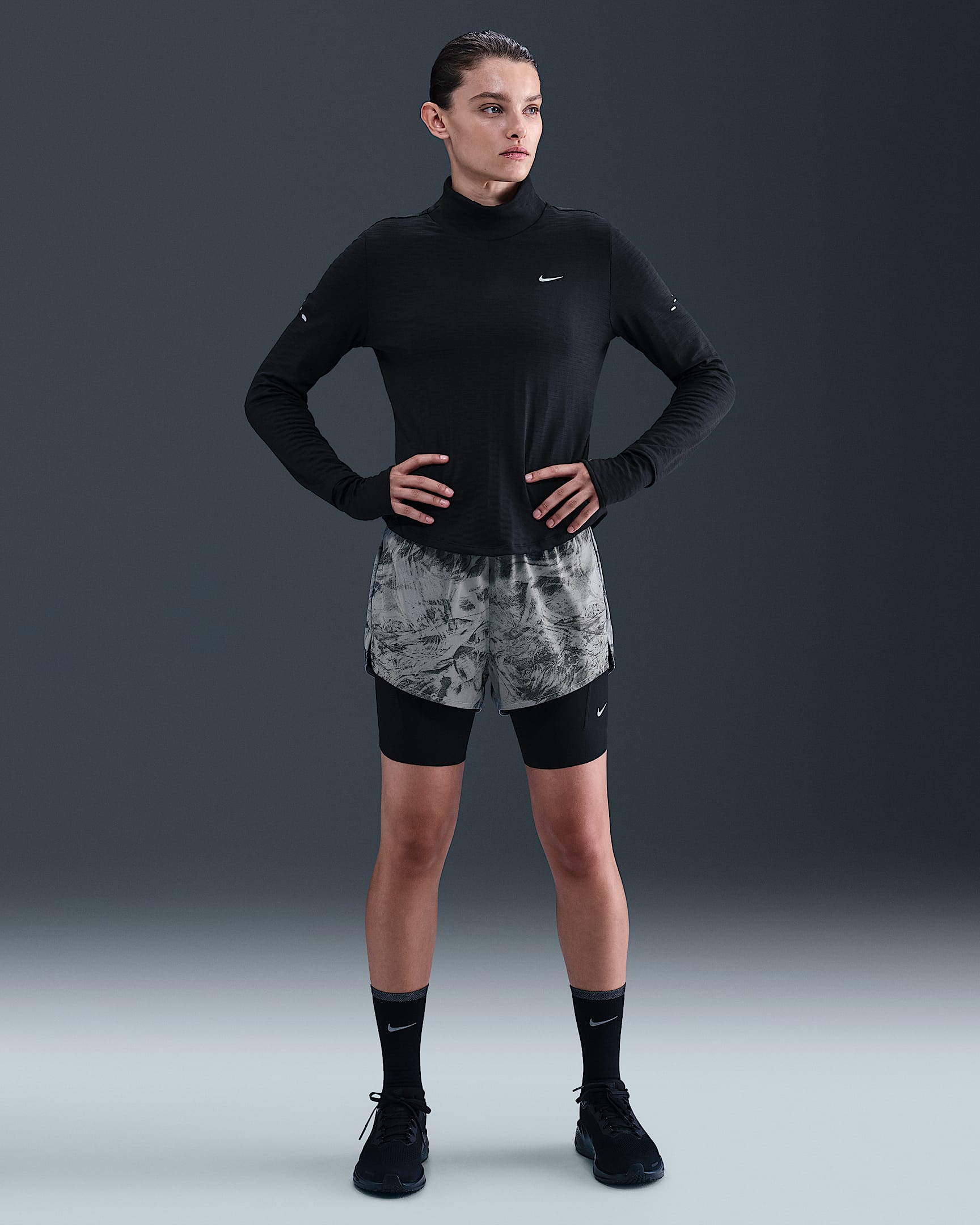 Shorts da running 2 in 1 a vita media con dettagli dal design rifrangente Nike Swift – Donna - Thunder Grey/Dark Smoke Grey/Nero