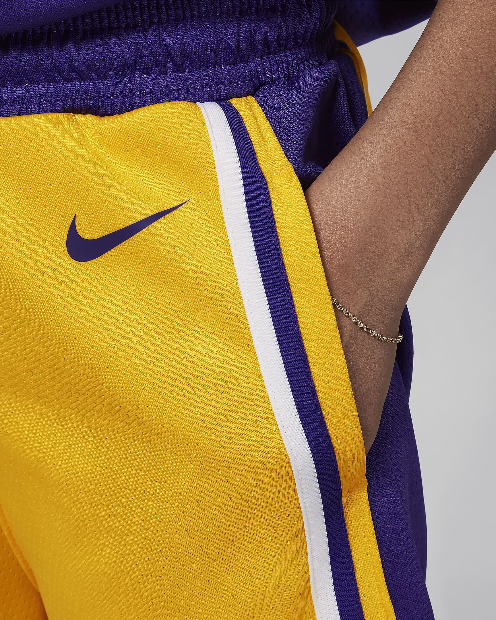 Los Angeles Lakers 2023/24 Icon Edition Nike NBA Swingman Shorts für ältere Kinder (Jungen) - Amarillo