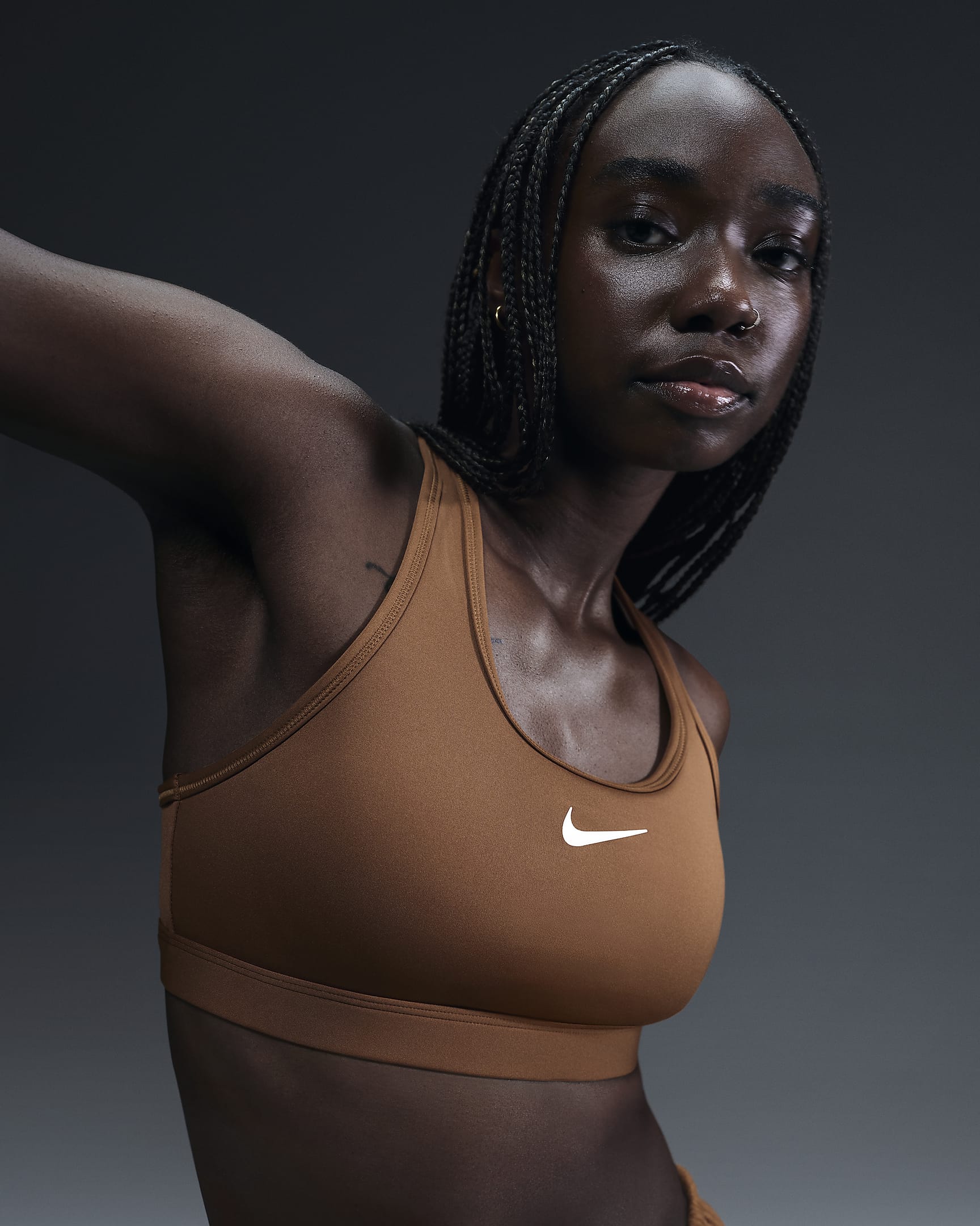 Dámská sportovní podprsenka Nike Swoosh se střední oporou a vycpávkami - Light British Tan/Bílá