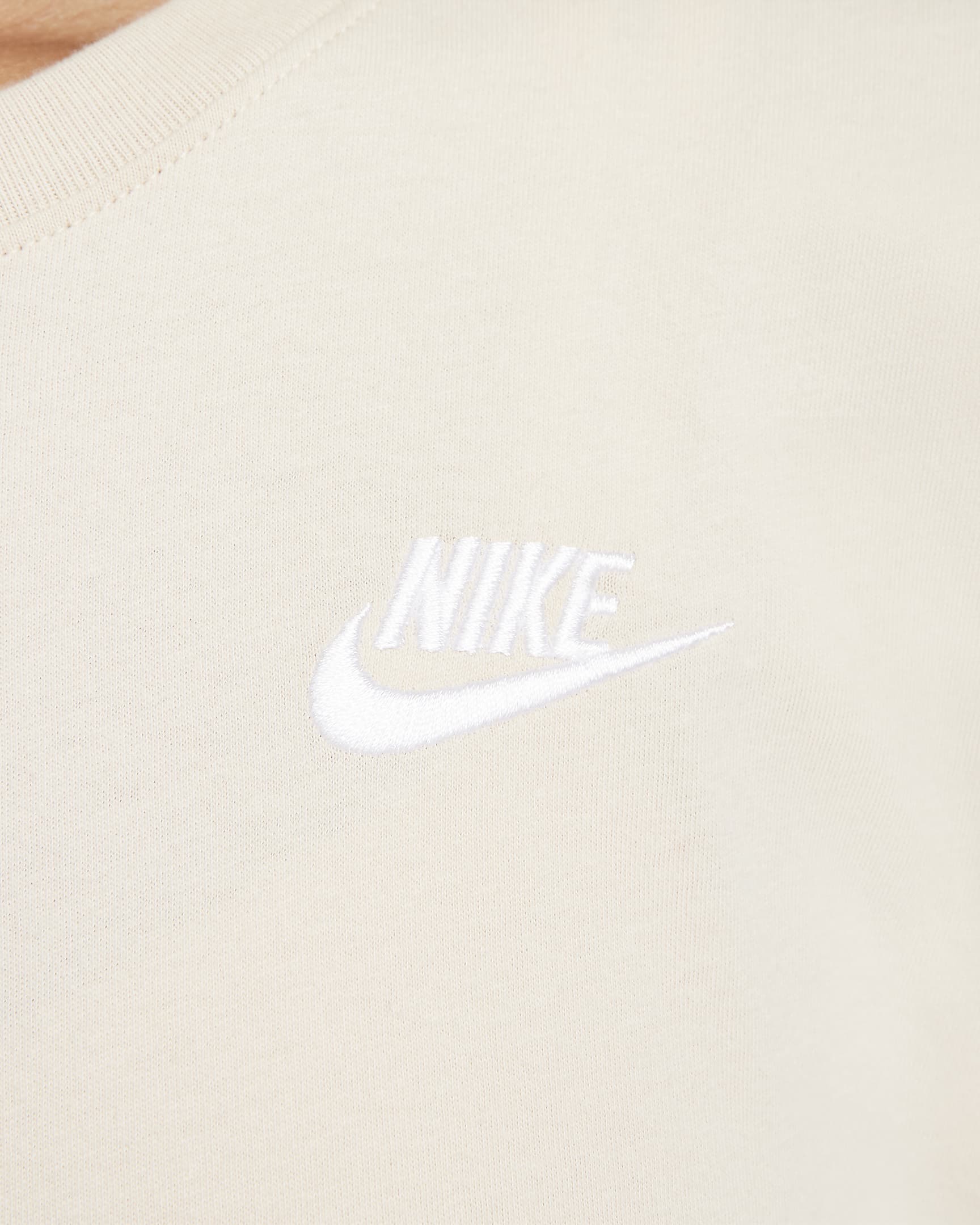 เสื้อยืดผู้หญิง Nike Sportswear Club Essentials - Sanddrift/ขาว