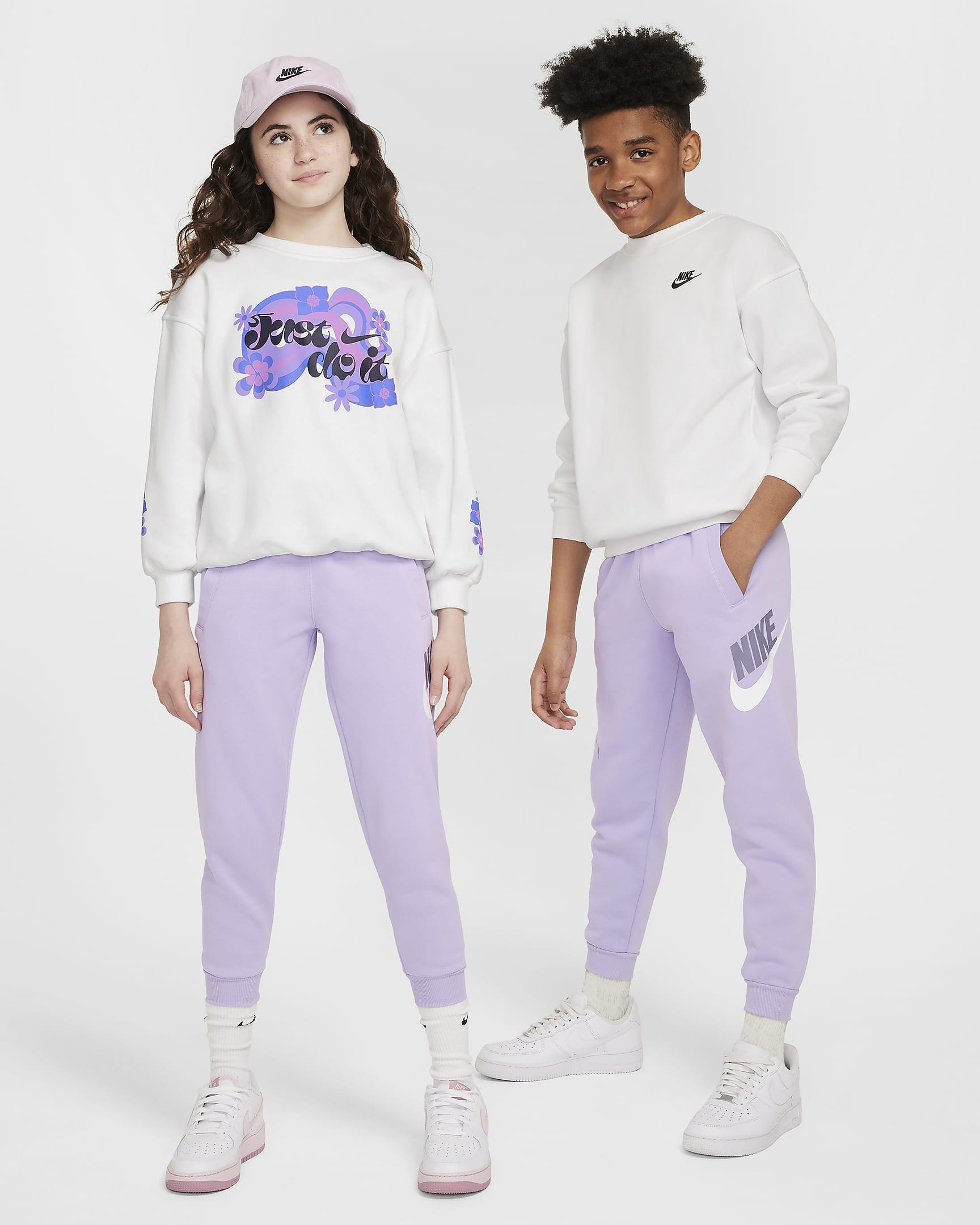 Joggers para niños talla grande Nike Club Fleece - Hortensias/Blanco/Alba