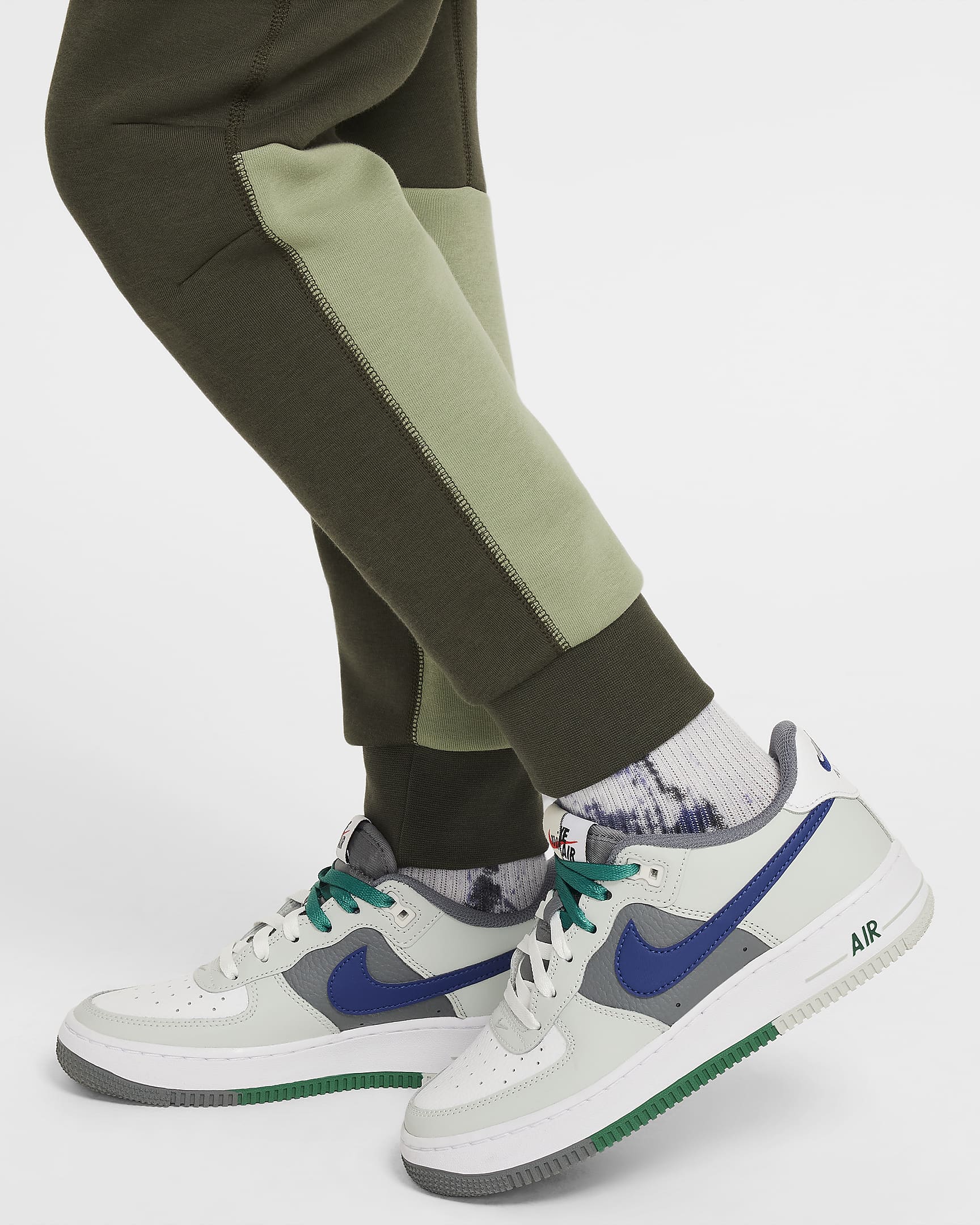 Nike Sportswear Tech Fleece jongensbroek - Cargo Khaki/Oil Green/Zwart/Zwart