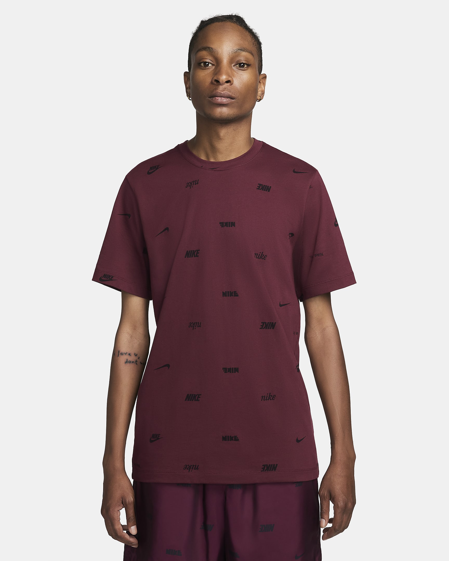 Playera con estampado en toda la prenda para hombre Nike Club - Castaña noche