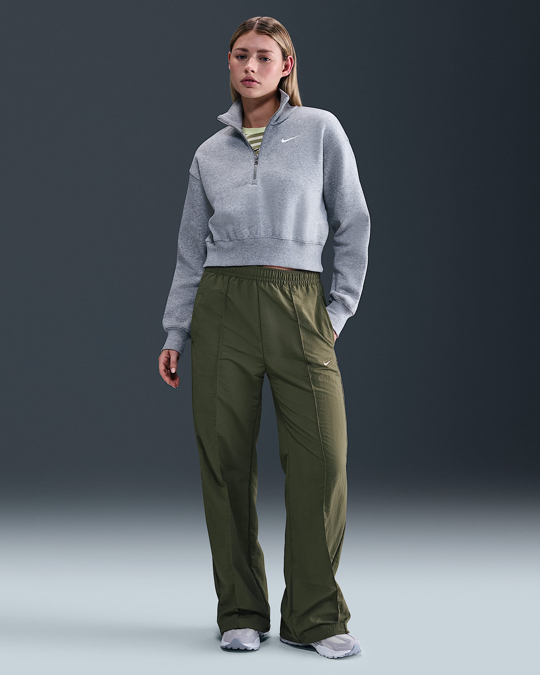 Nike Sportswear Everything Wovens Pants de tiro medio con dobladillo abierto para mujer - Oliva medio/Vela