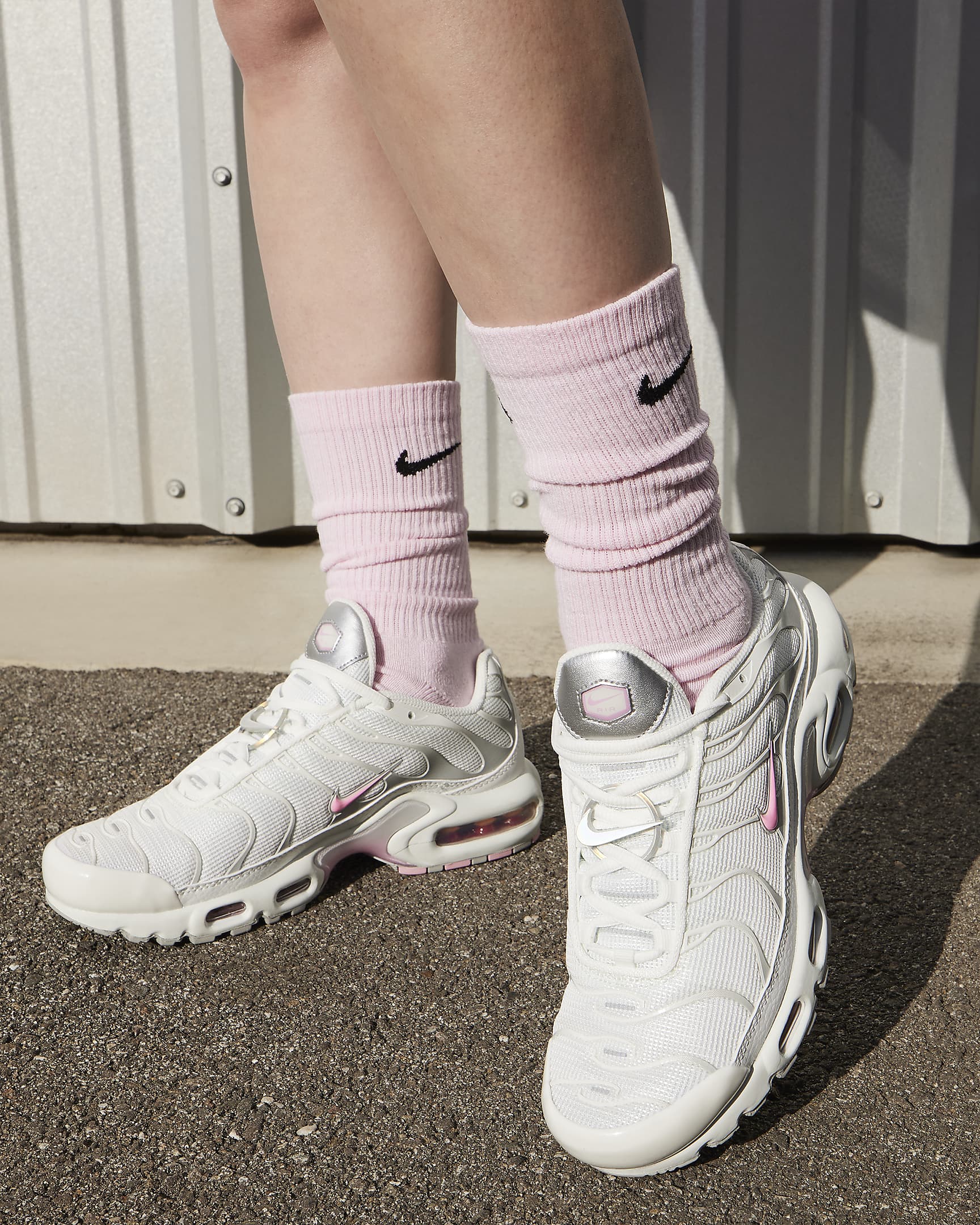 Sapatilhas Nike Air Max Plus para mulher - Branco Summit/Cinzento Fog/Prateado metalizado/Rosa Rise