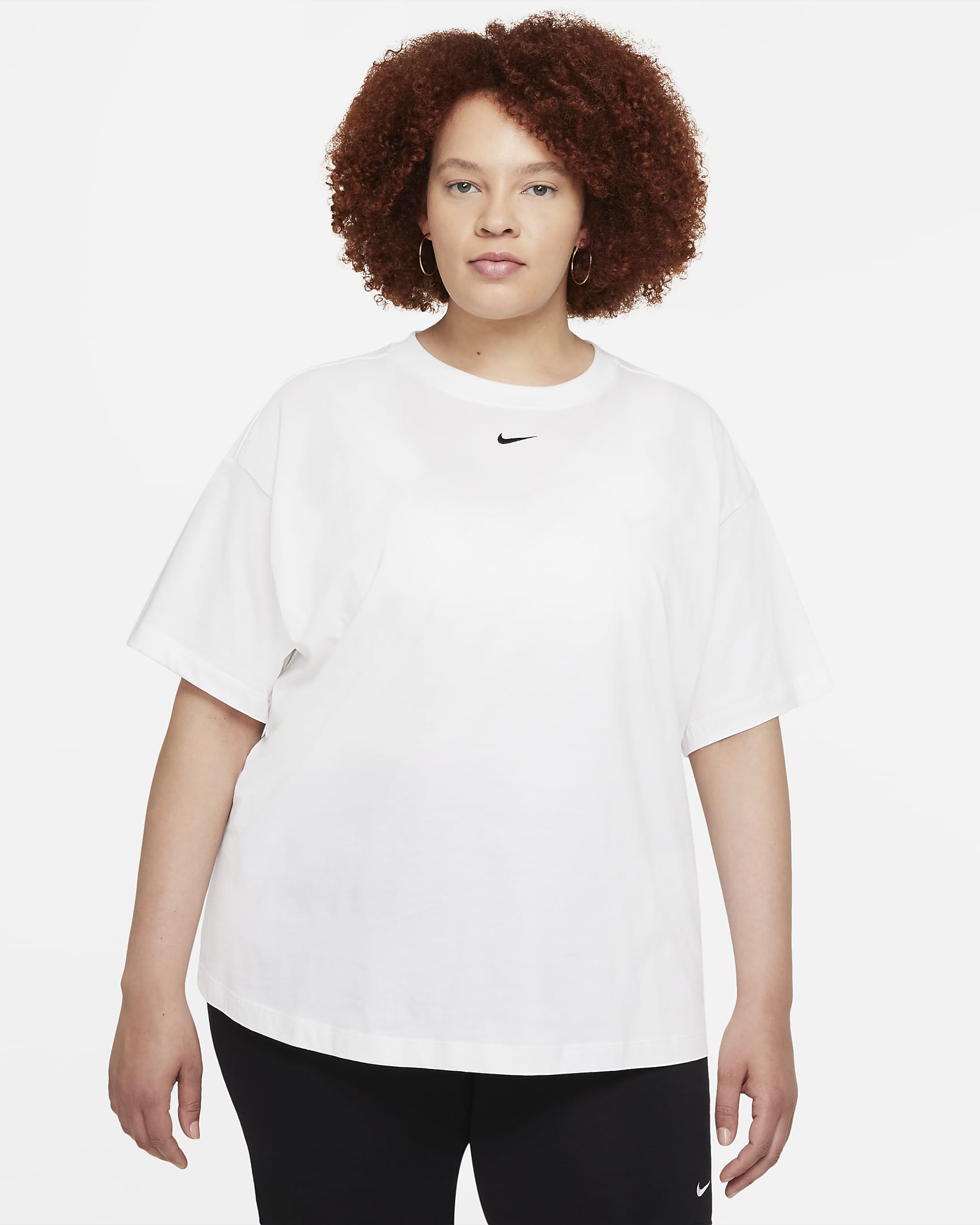 Camisola de manga curta com ajuste folgado Nike Sportswear Essential para mulher (tamanho Plus) - Branco/Preto