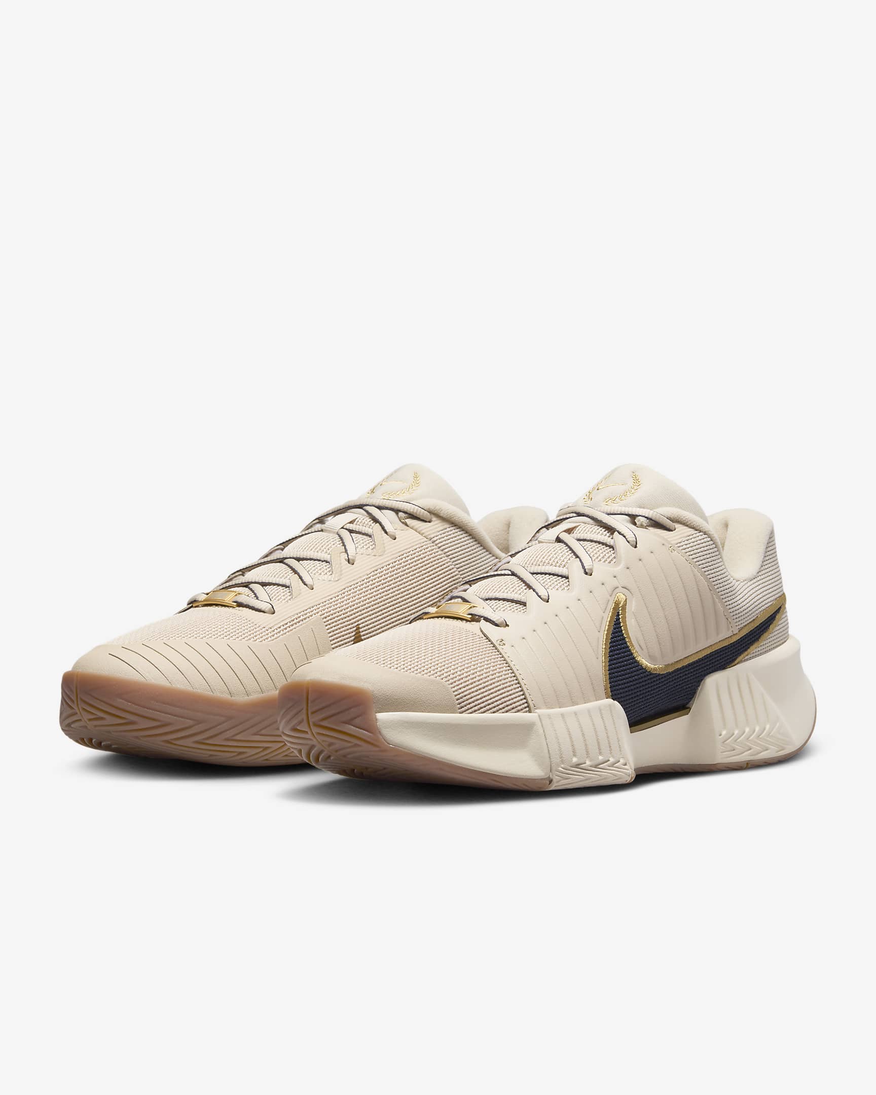 Sapatilhas de ténis para piso duro Nike GP Challenge Pro Premium para homem - Sanddrift/Dourado metalizado/Castanho Gum médio/Azul Thunder