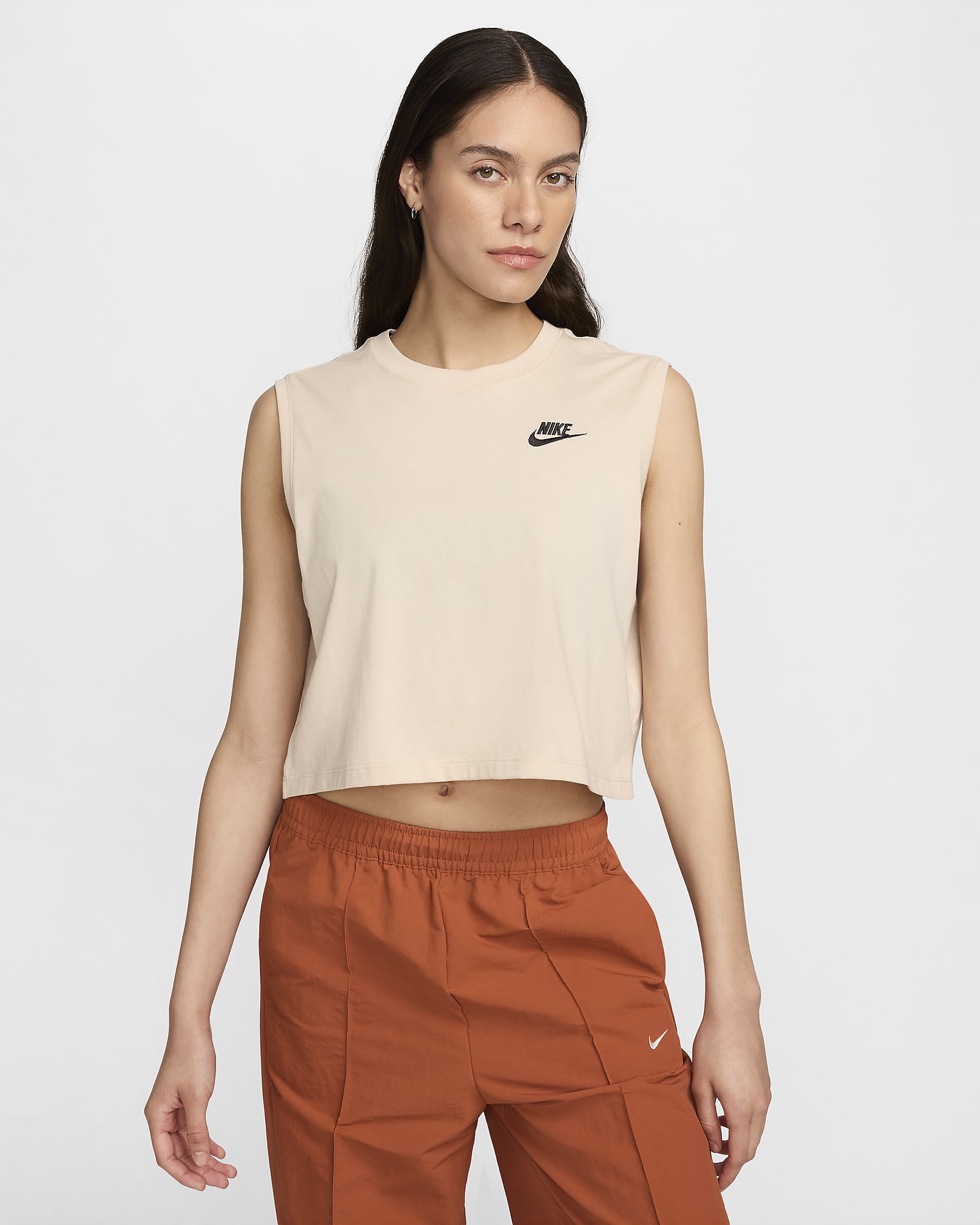 Playera cropped sin mangas para mujer Nike Sportswear Club - Duna/Negro