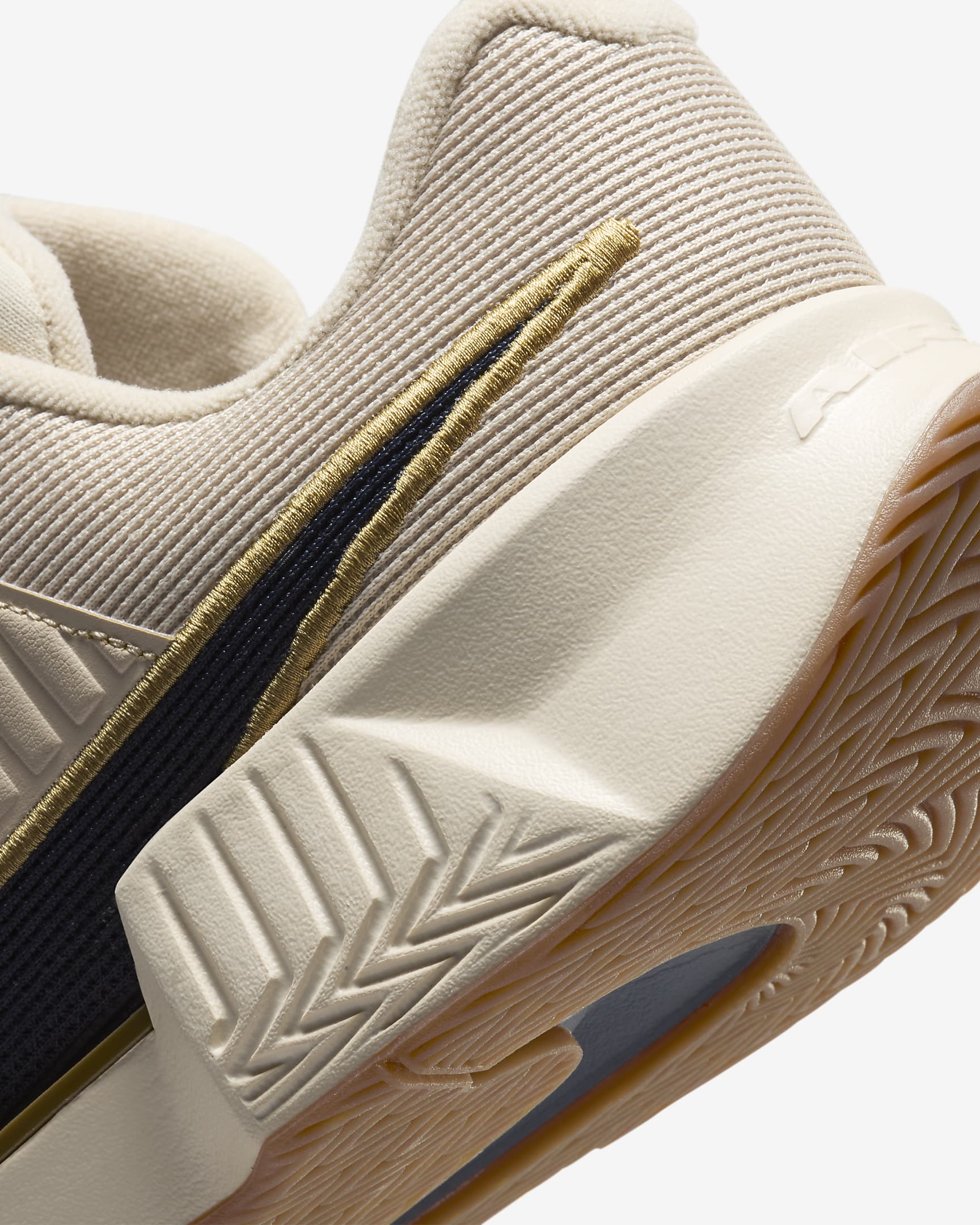 Nike GP Challenge Pro Premium hardcourt tennisschoenen voor heren - Sanddrift/Metallic Gold/Gum Medium Brown/Thunder Blue