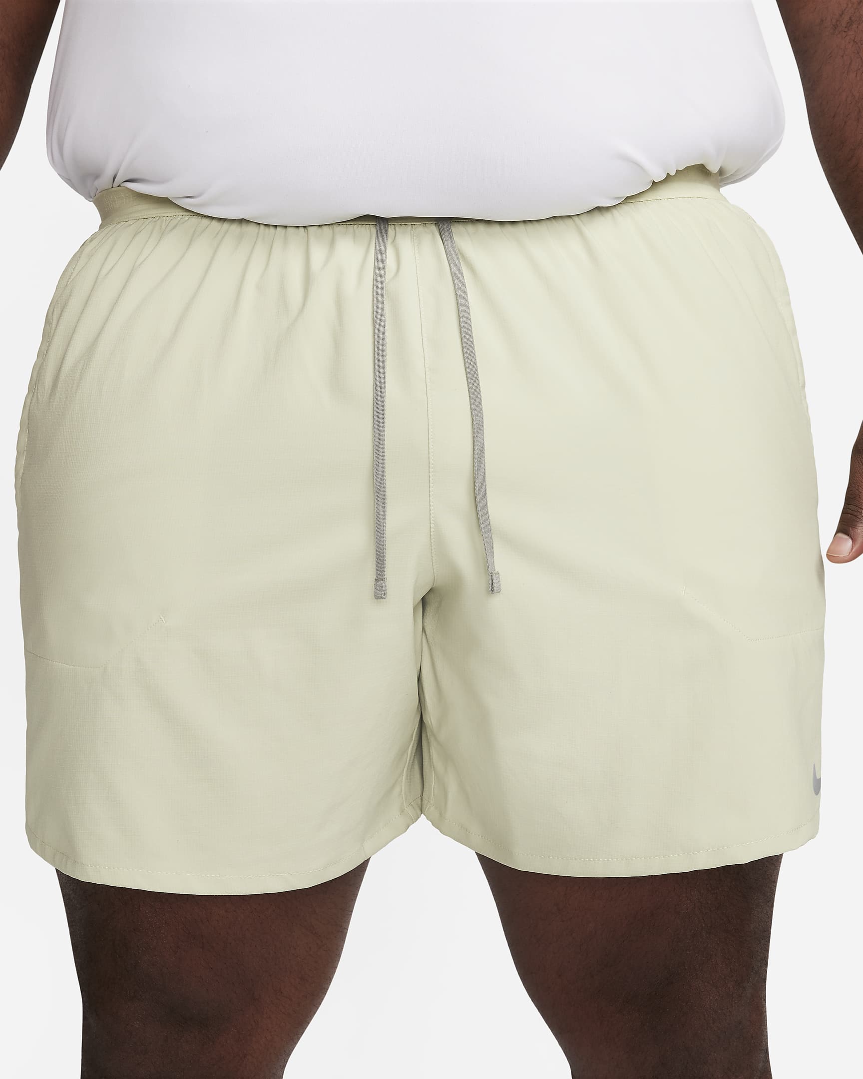 Shorts de correr Dri-FIT de 18 cm con forro de ropa interior para hombre Nike Stride - Aura oliva/Estuco oscuro