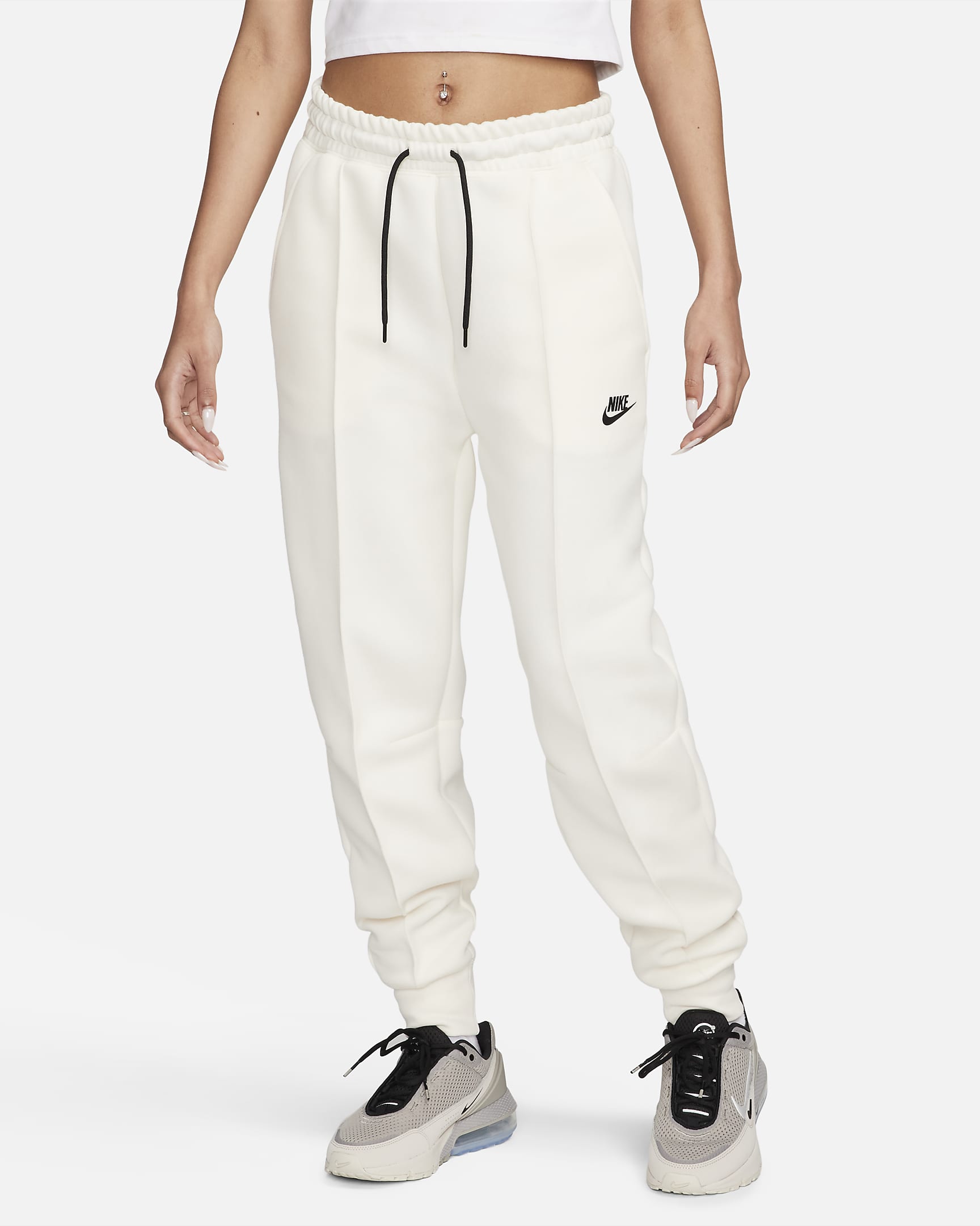 Nike Sportswear Tech Fleece joggebukse med mellomhøyt liv til dame - Pale Ivory/Svart