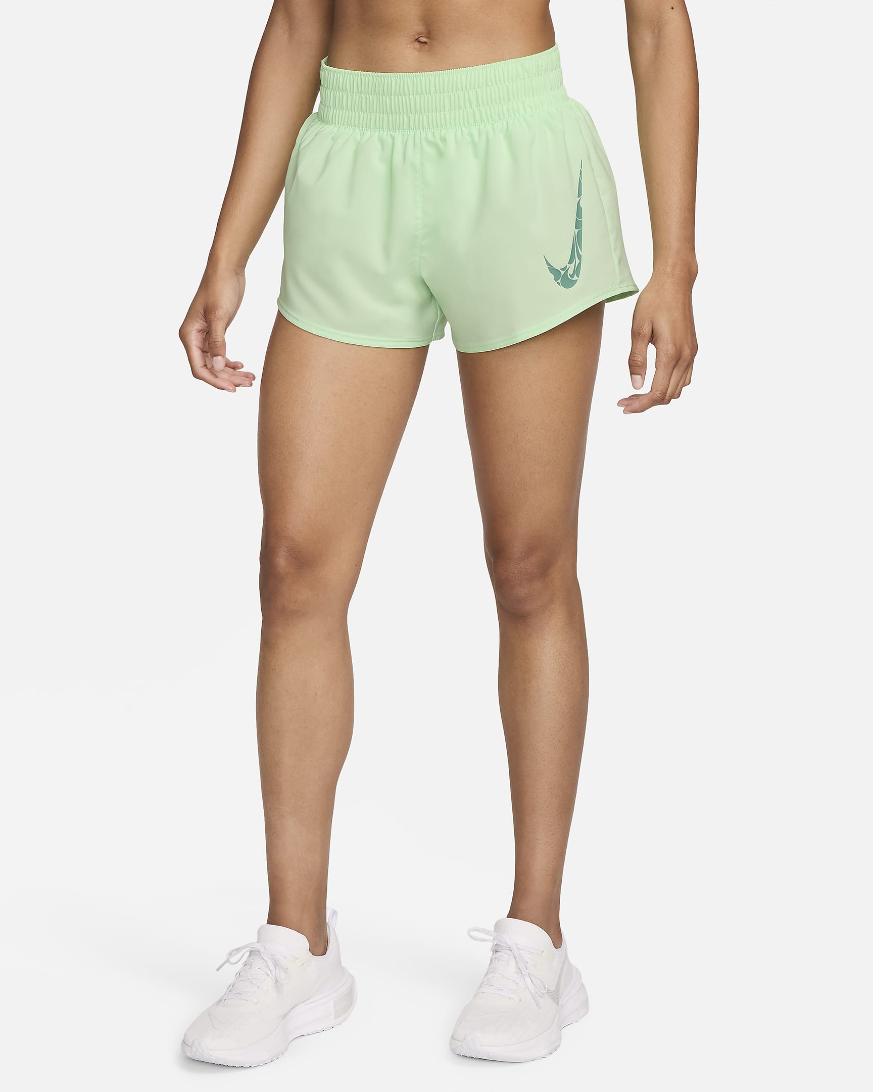 Shorts Dri-FIT de tiro medio de 8 cm con forro de ropa interior para mujer Nike One - Verde vapor/De costa a costa