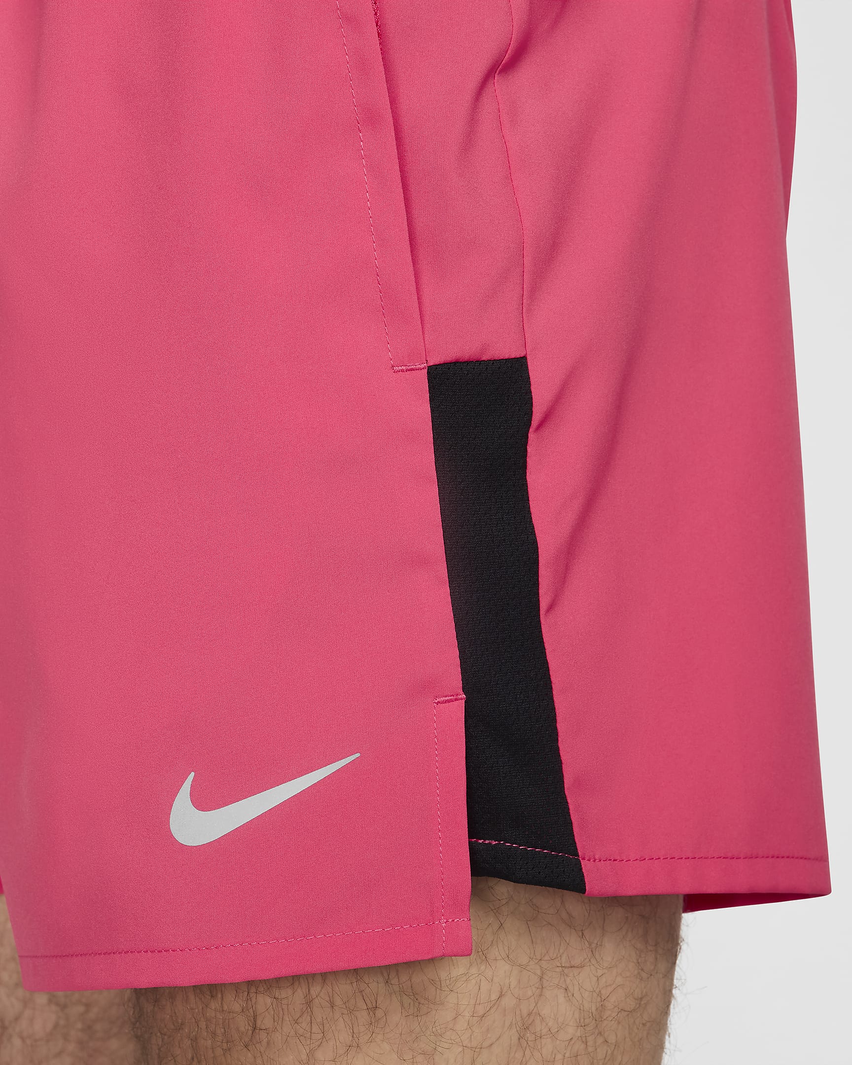 Shorts de correr Dri-FIT de 13 cm con forro de ropa interior para hombre Nike Challenger - Rosa margarita/Negro/Negro