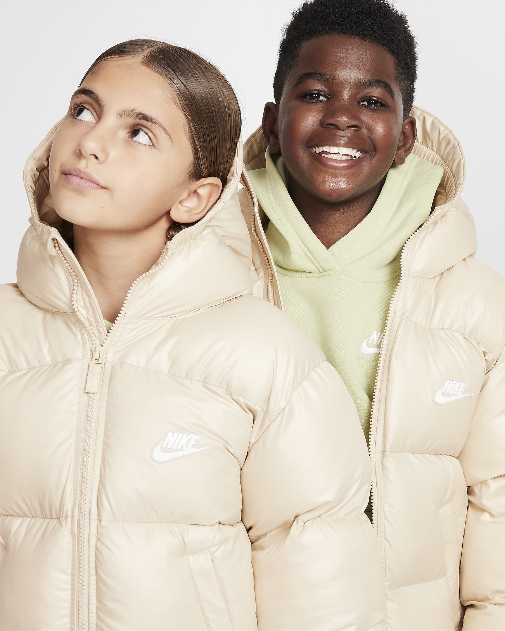 Nike Sportswear Heavyweight Synthetic Fill EasyOn Therma-FIT Repel lockere Jacke mit Kapuze für ältere Kinder - Sanddrift/Sanddrift/Weiß/Weiß