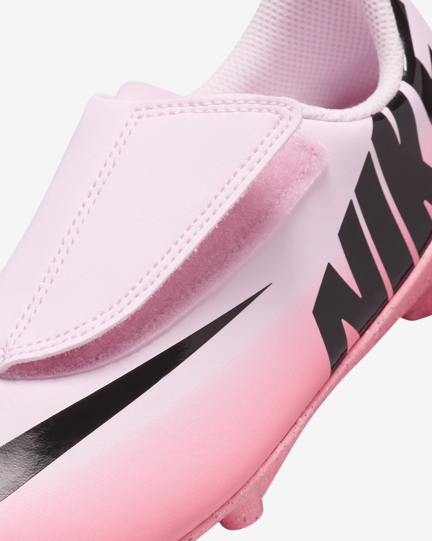 Tacos de fútbol de corte low para terrenos múltiples para niños de preescolar Nike Jr. Mercurial Vapor 15 Club - Espuma rosa/Negro