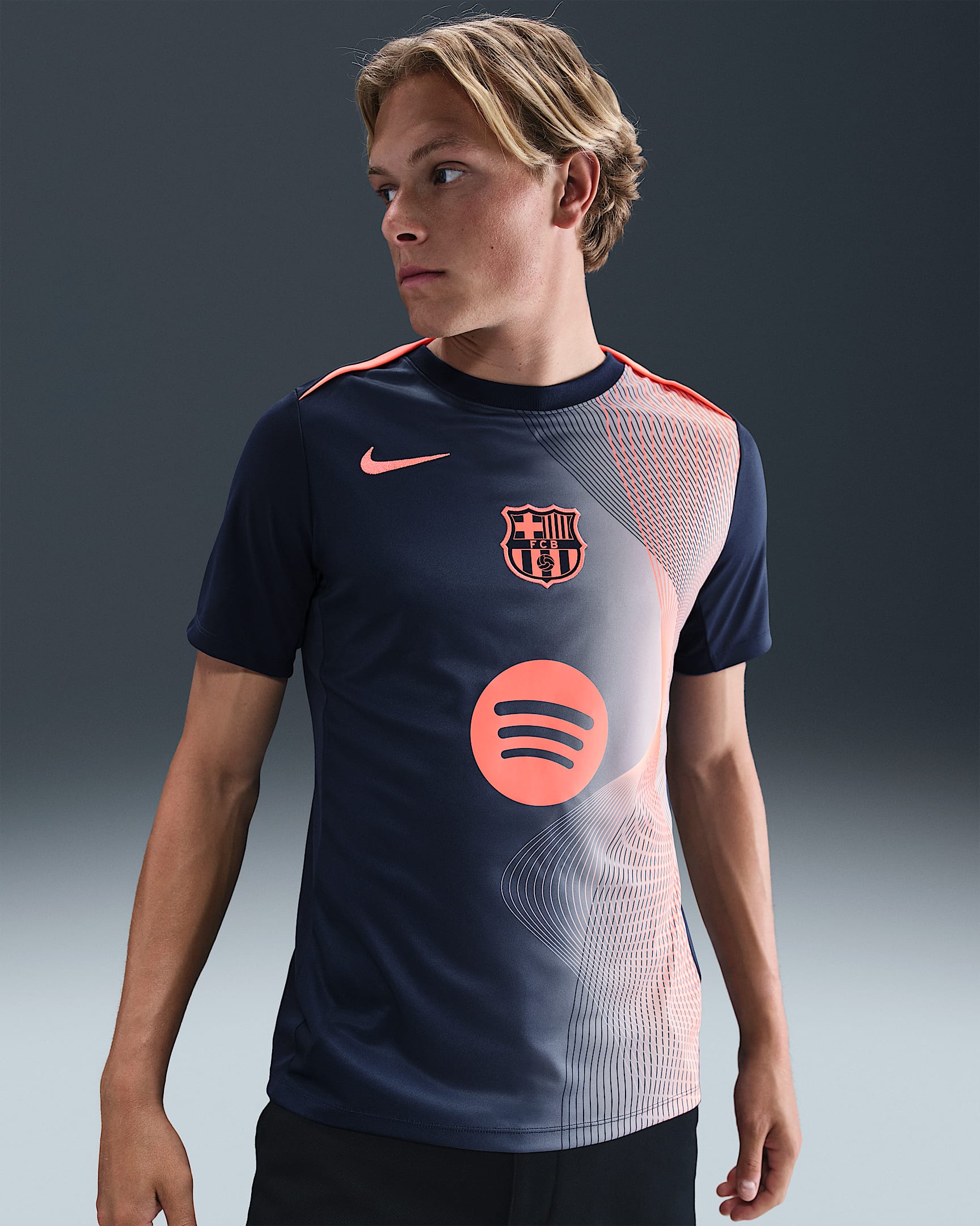 FC バルセロナ アカデミー プロ サード メンズ ナイキ Dri-FIT サッカー プレマッチ トップ - ミッドナイトネイビー/ブライトマンゴー