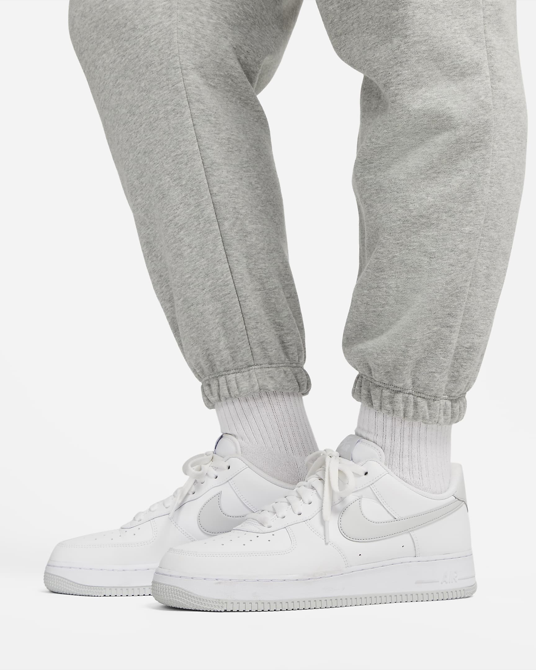 Nike Sportswear Club Fleece Women's Mid-Rise Oversized Sweatpants (Plus Size) - Dark Grey Heather/White