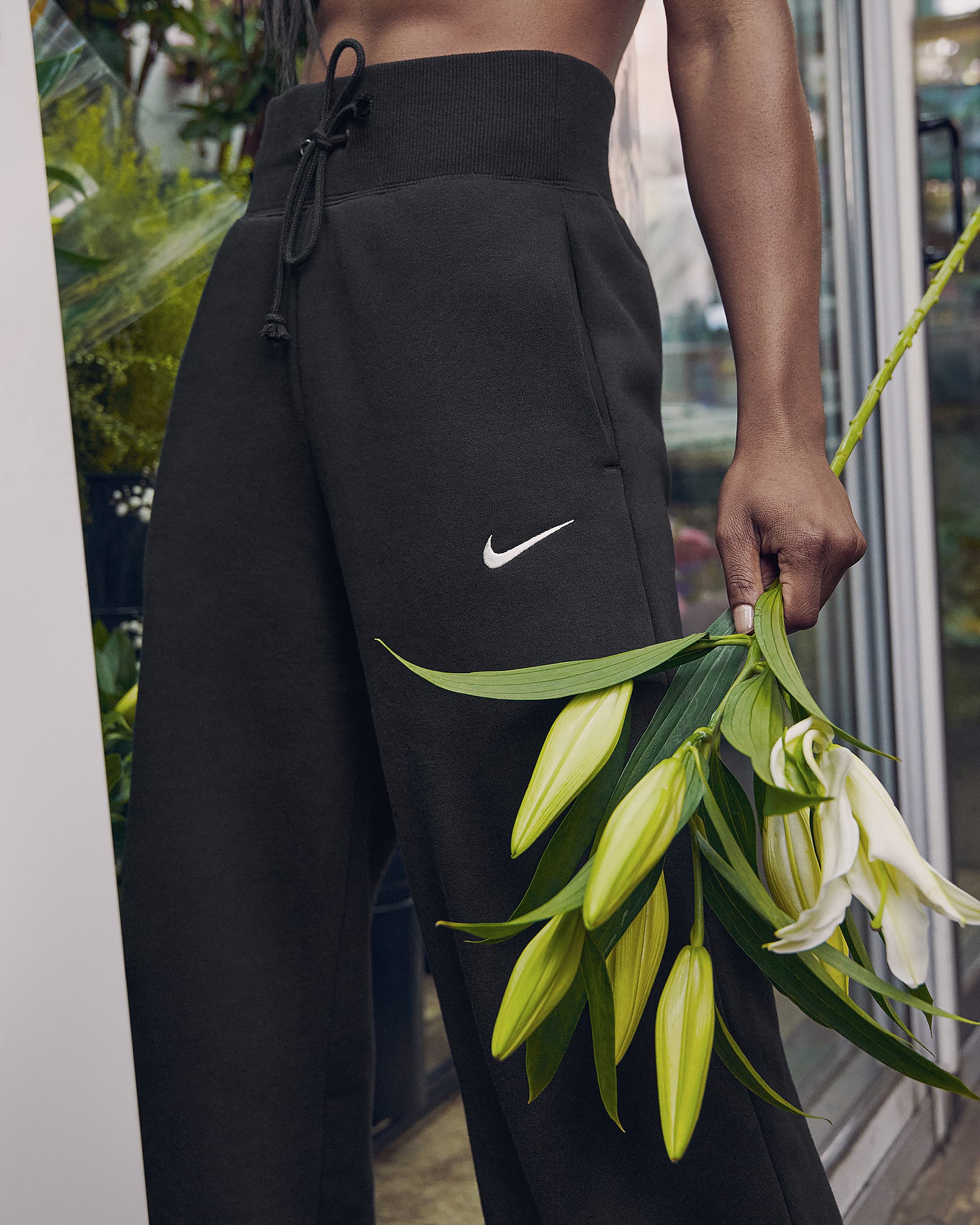 Nike Sportswear Phoenix Fleece Jogger de talle alto y pierna ancha - Mujer - Negro/Sail