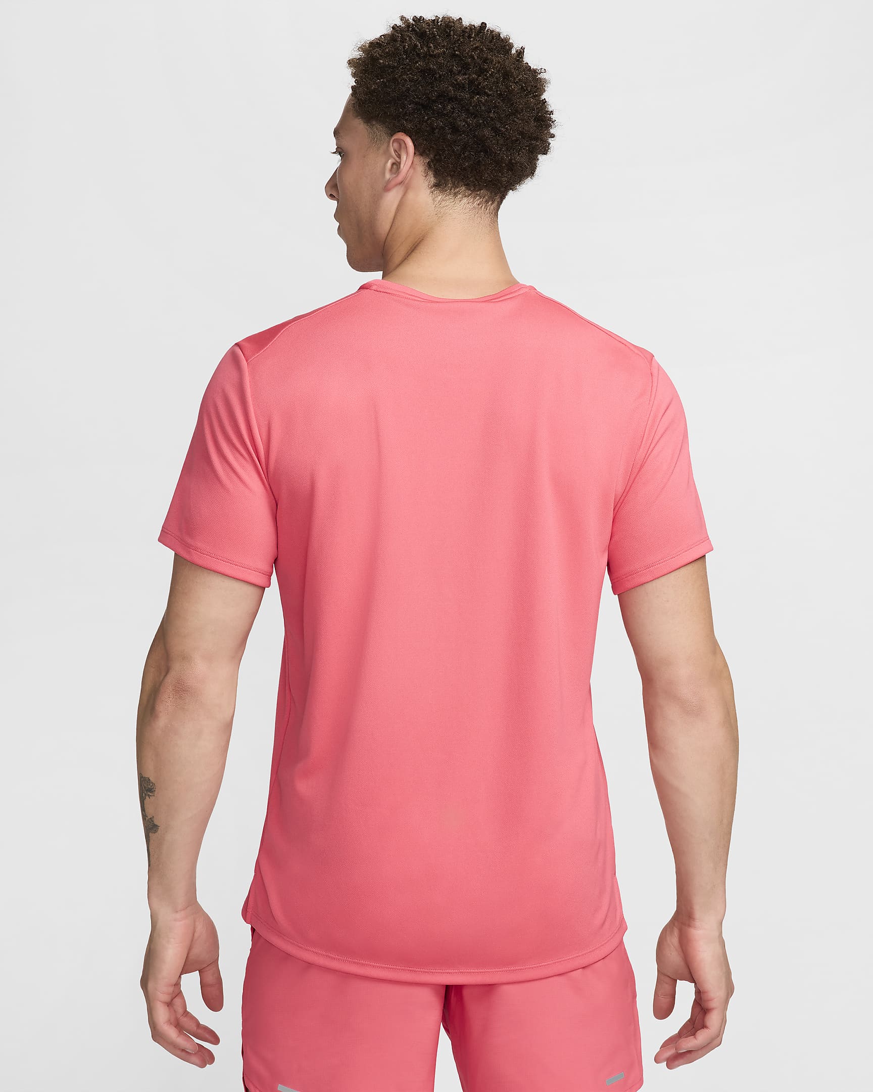 Nike Miler Nike Dri-FIT UV Kurzarm-Laufoberteil für Herren - Aster Pink