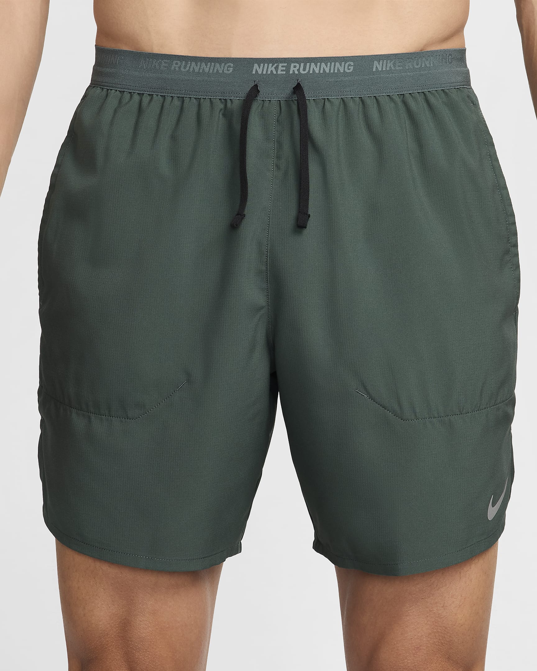 Shorts de correr Dri-FIT de 18 cm con forro de ropa interior para hombre Nike Stride - Verde vintage/Negro