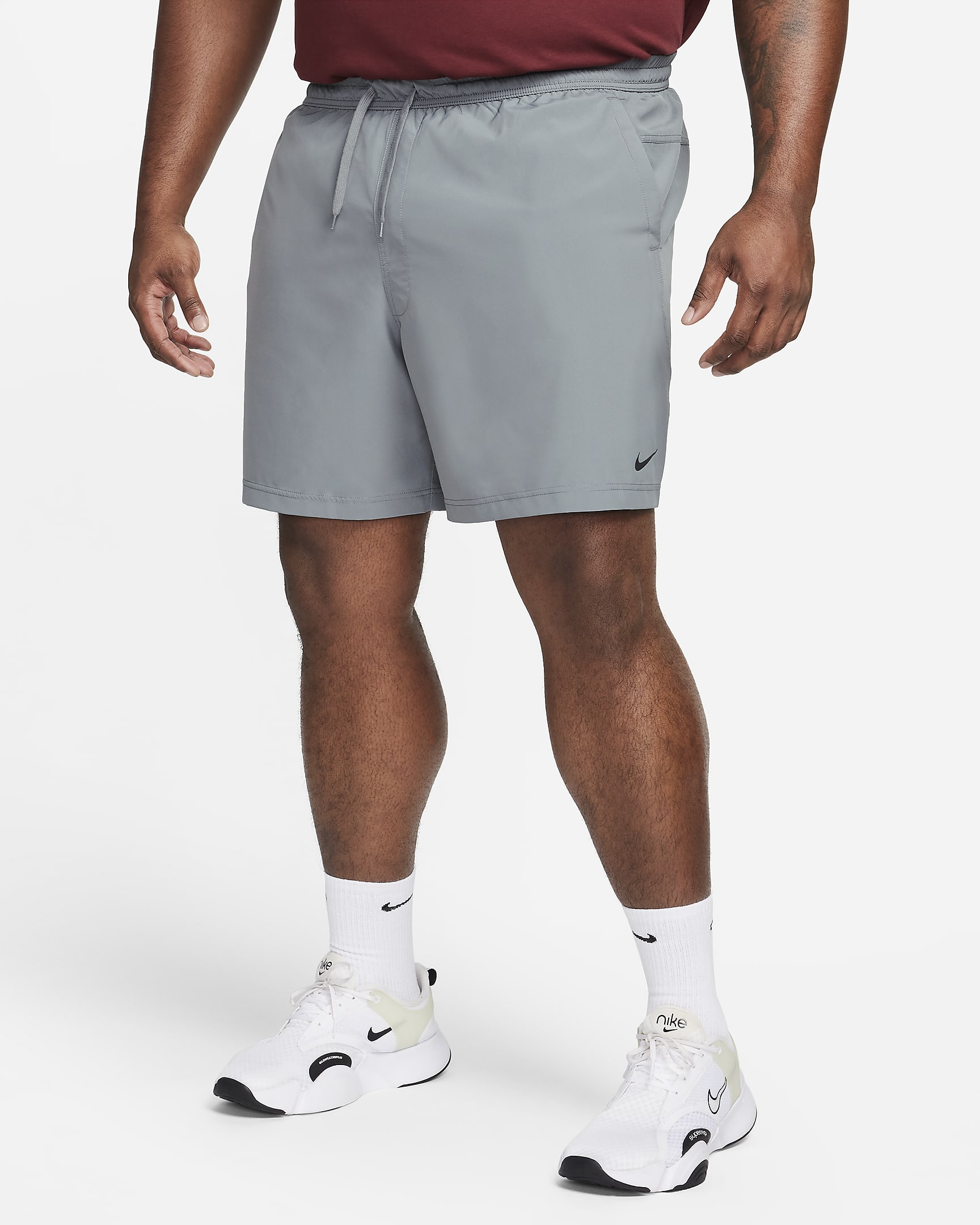 Shorts Dri-FIT de 18 cm versátiles sin forro para hombre Nike Form - Gris humo/Negro