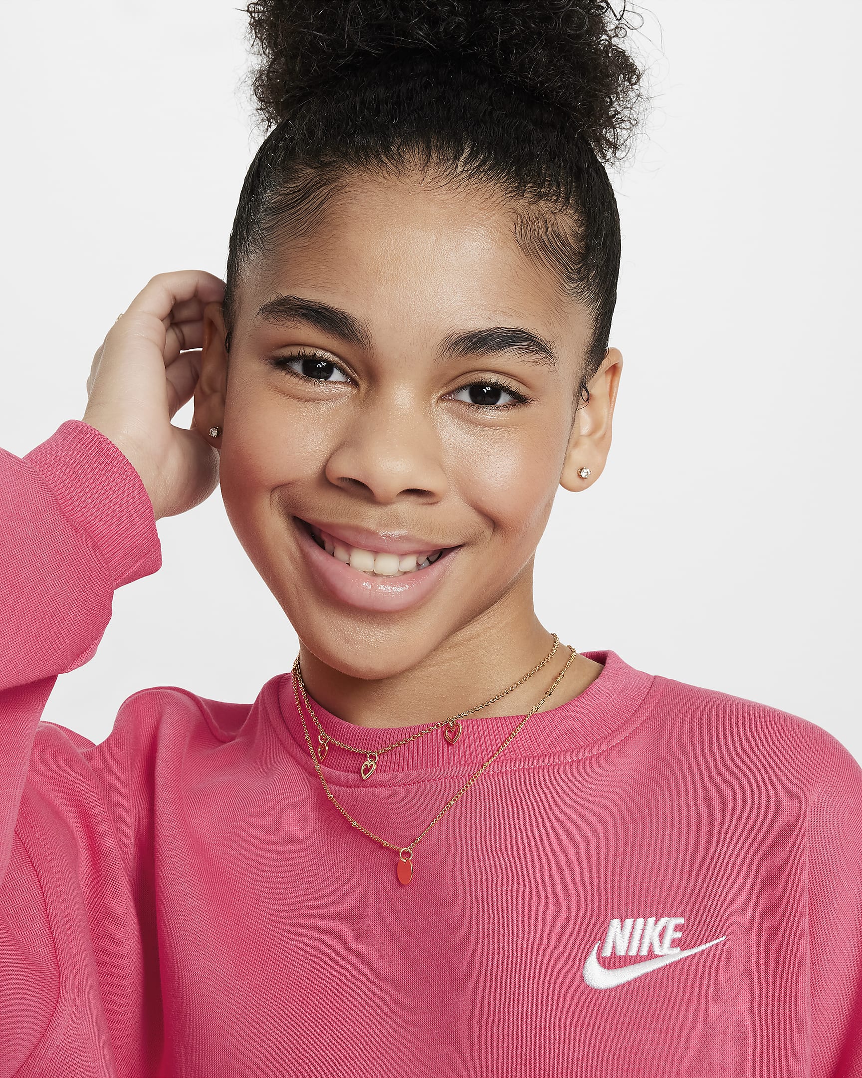 Nike Sportswear Club Fleece-Sweatshirt mit Rundhalsausschnitt und kastiger Passform (Mädchen) - Aster Pink/Weiß