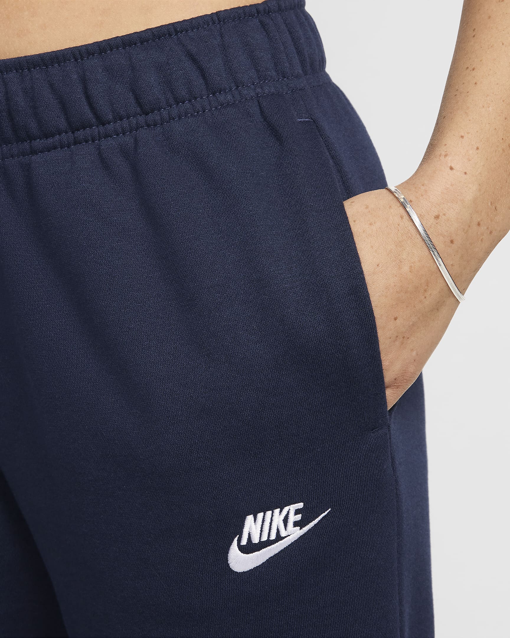 Joggers de tiro medio para mujer Nike Sportswear Club Fleece - Obsidiana/Blanco