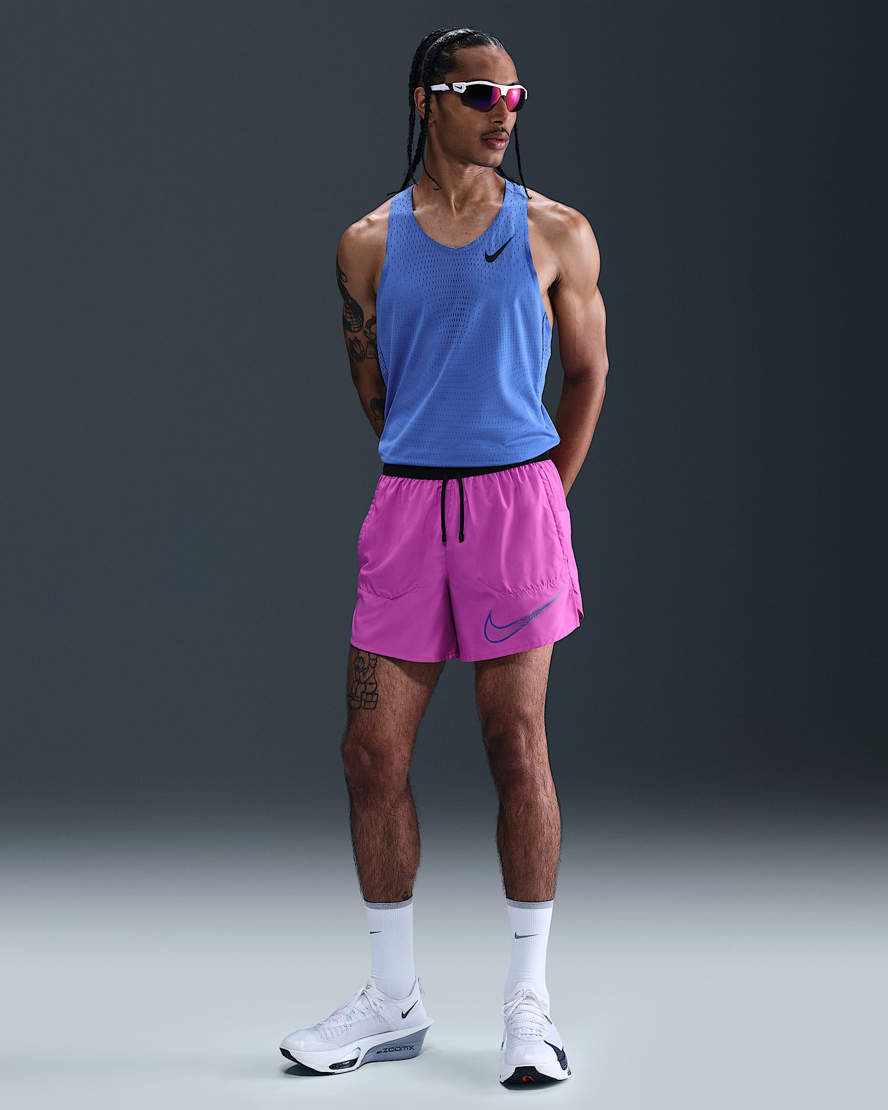 Shorts de correr Dri-FIT de 13 cm con forro de ropa interior para hombre Nike Stride - Morado vivo/Hiperroyal