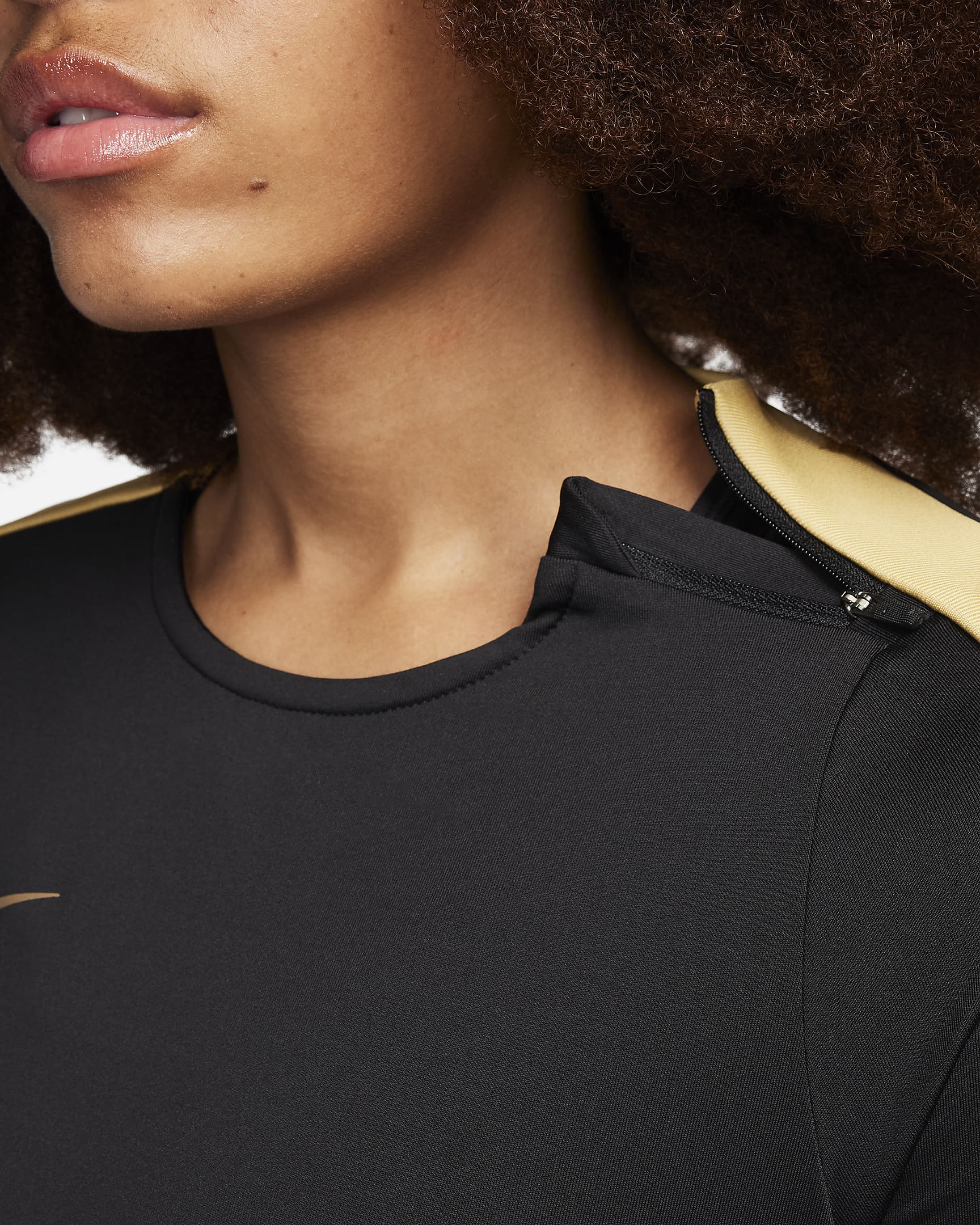 Nike Strike Dri-FIT fotballoverdel med rund hals til dame - Svart/Jersey Gold/Metallic Gold