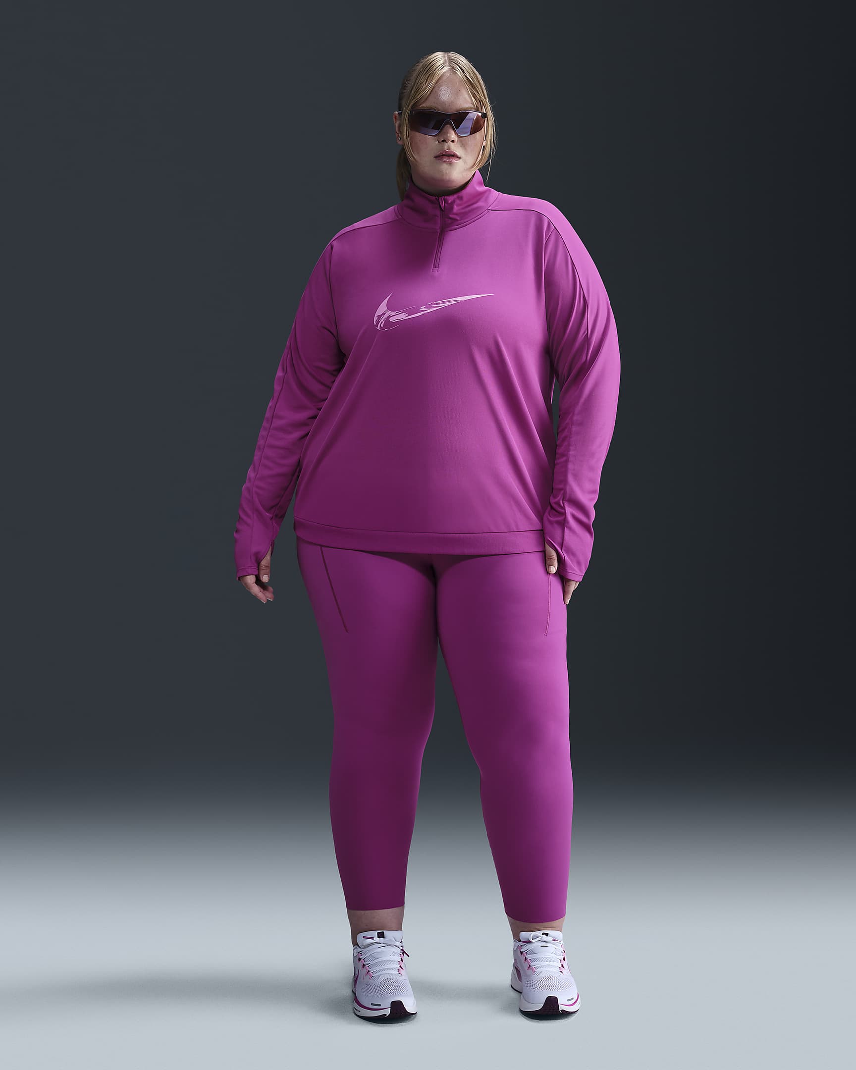 Nike Swoosh Dri-FIT-mellemlag med 1/4 lynlås (plus størrelse) til kvinder - Hot Fuchsia/Light Wild Mango